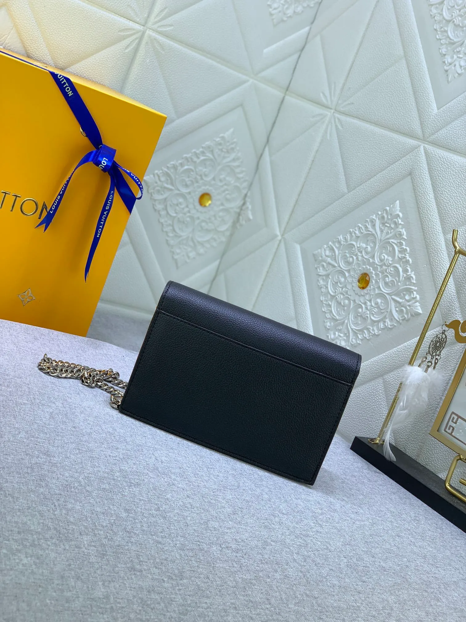 All Categories Official Website "Brand Women's Bags" Women's Bags 💙 LV This Mylockme Pochette chain bag is made of soft cow leather and continues the core elements of the Lockme series with an envelope-style flap, front pocket and LV letter hook. The trendy construction is suitable for storing mobile phones and other essentials, and the long chain allows for shoulder or cross-body wear.