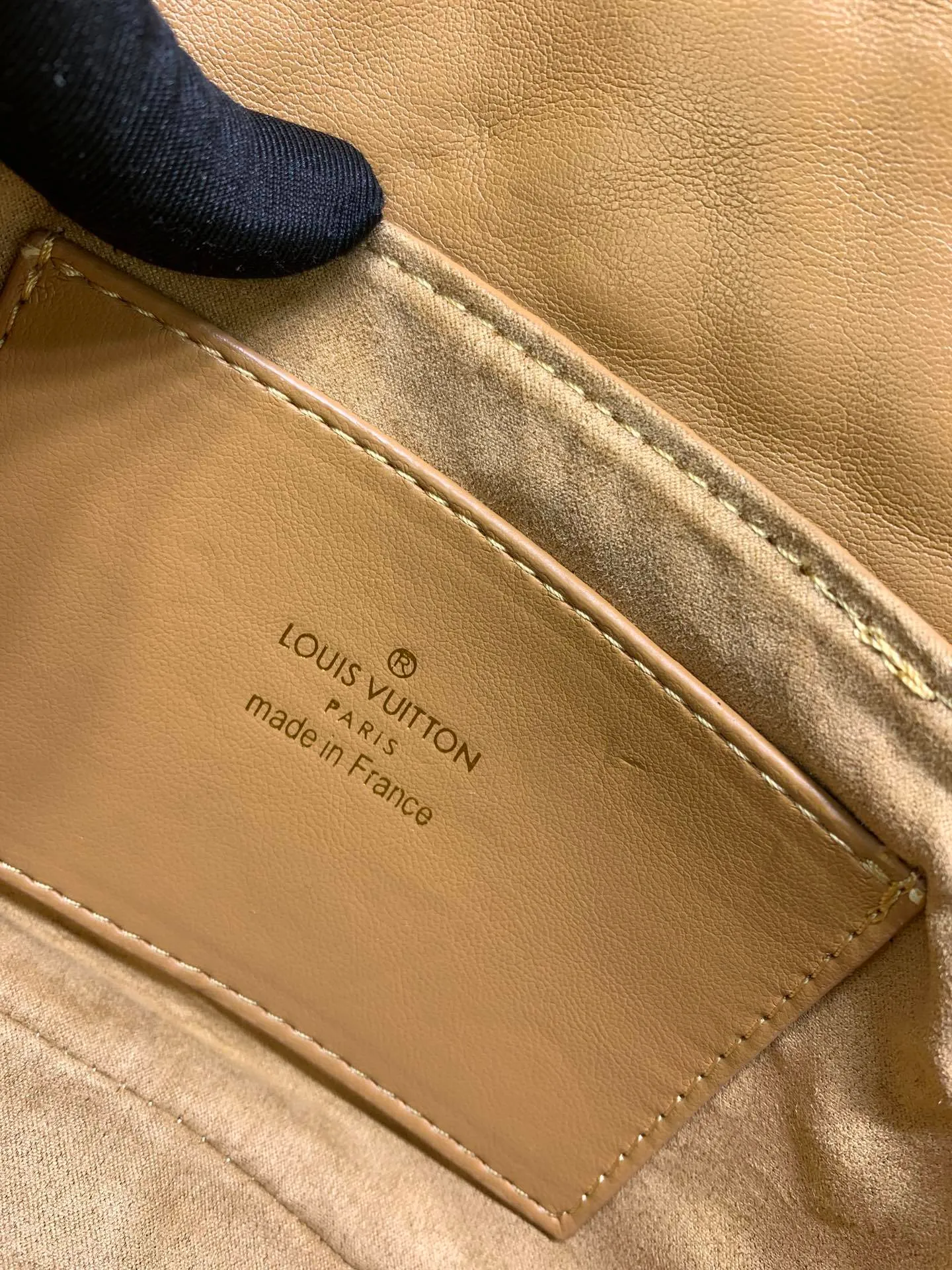 All Categories Official Website "Brand Women's Bags" Women's Bags 💙 LV Upgraded Original Multi Pochette New Wave handbags are made of smooth and soft quilted calf leather, dynamic design, adjustable shoulder straps, distressed gold metal accessories, bronze gold chain inscriptions and striped jacquard shoulder straps, etc. Provide multiple carrying methods, the coin-shaped round bag on the shoulder strap can be