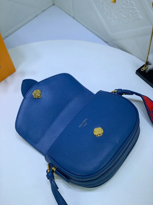 All Categories Official Website "Brand Women's Bags" Women's Bags 💙 LV Pont9 pebbled messenger bag LV PONT 9 SOF, injects an elegant atmosphere with the LV Circle logo derived from the brand archives. Monogram flower clusters are hidden under the flap, and Monogram flowers bloom on the shoulder straps. Medium size 25x17.5