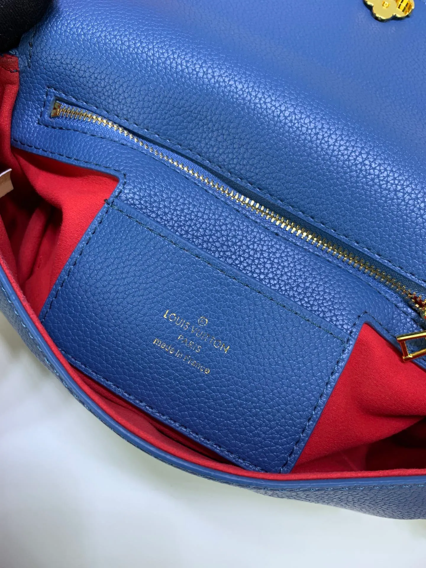 All Categories Official Website "Brand Women's Bags" Women's Bags 💙 LV Pont9 pebbled messenger bag LV PONT 9 SOF, injects an elegant atmosphere with the LV Circle logo derived from the brand archives. Monogram flower clusters are hidden under the flap, and Monogram flowers bloom on the shoulder straps. Medium size 25x17.5