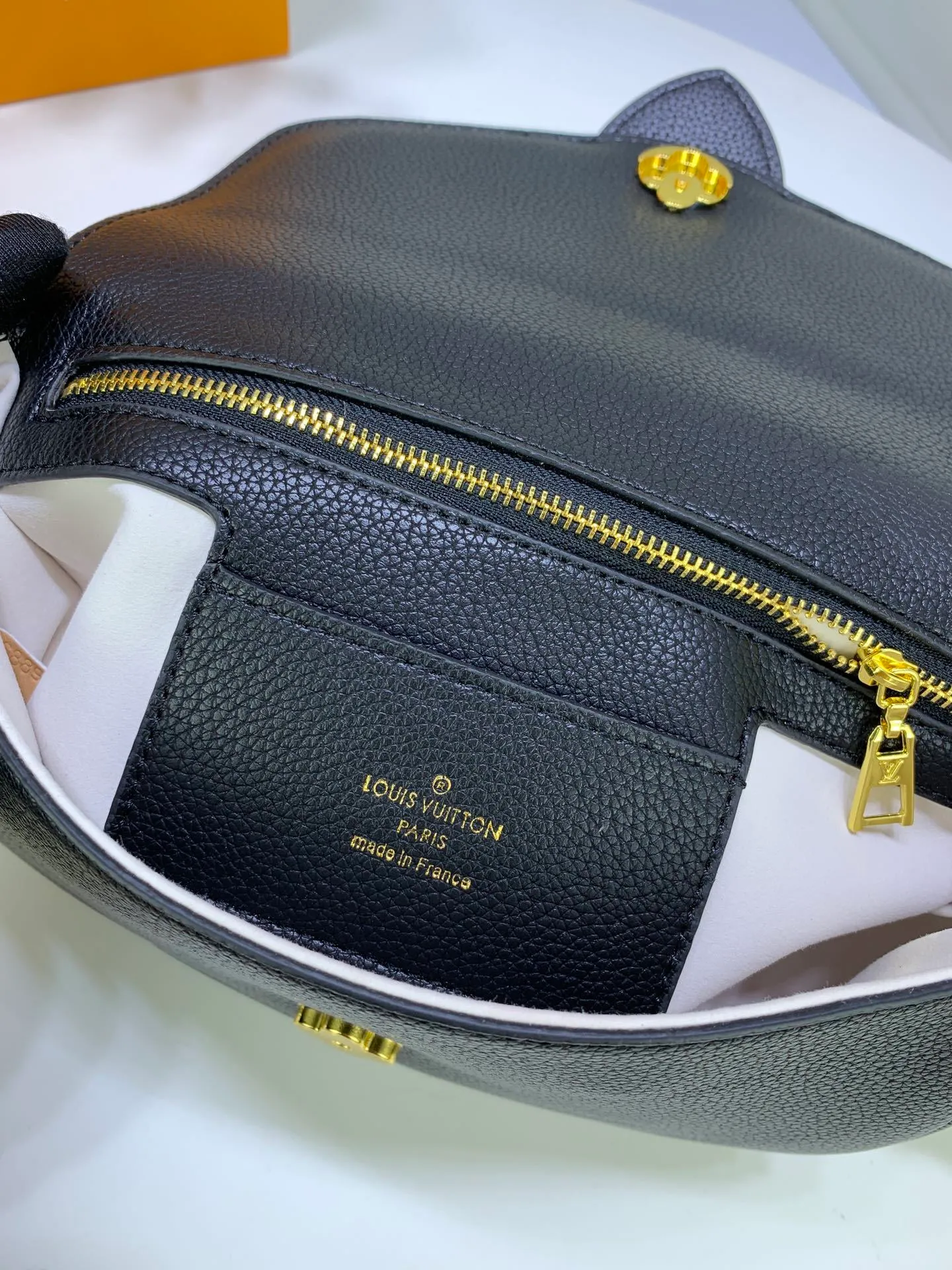 All Categories Official Website "Brand Women's Bags" Women's Bags 💙 LV Pont9 pebbled messenger bag LV PONT 9 SOF, injects an elegant atmosphere with the LV Circle logo derived from the brand archives. Monogram flower clusters are hidden under the flap, and Monogram flowers bloom on the shoulder straps. Medium size 25x17.5