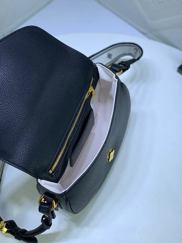 All Categories Official Website "Brand Women's Bags" Women's Bags 💙 LV Pont9 pebbled messenger bag LV PONT 9 SOF, injects an elegant atmosphere with the LV Circle logo derived from the brand archives. Monogram flower clusters are hidden under the flap, and Monogram flowers bloom on the shoulder straps. Medium size 25x17.5