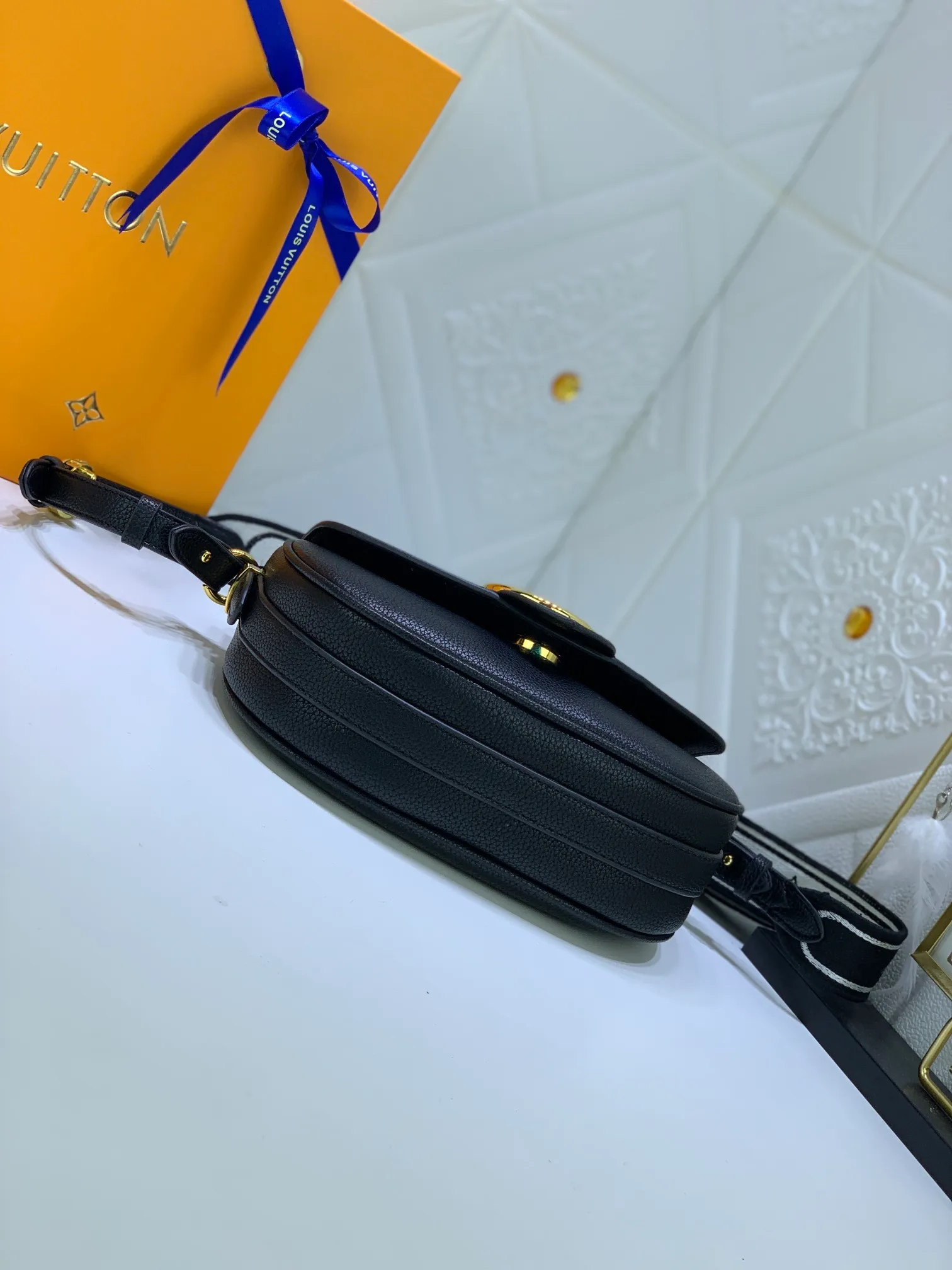 All Categories Official Website "Brand Women's Bags" Women's Bags 💙 LV Pont9 pebbled messenger bag LV PONT 9 SOF, injects an elegant atmosphere with the LV Circle logo derived from the brand archives. Monogram flower clusters are hidden under the flap, and Monogram flowers bloom on the shoulder straps. Medium size 25x17.5