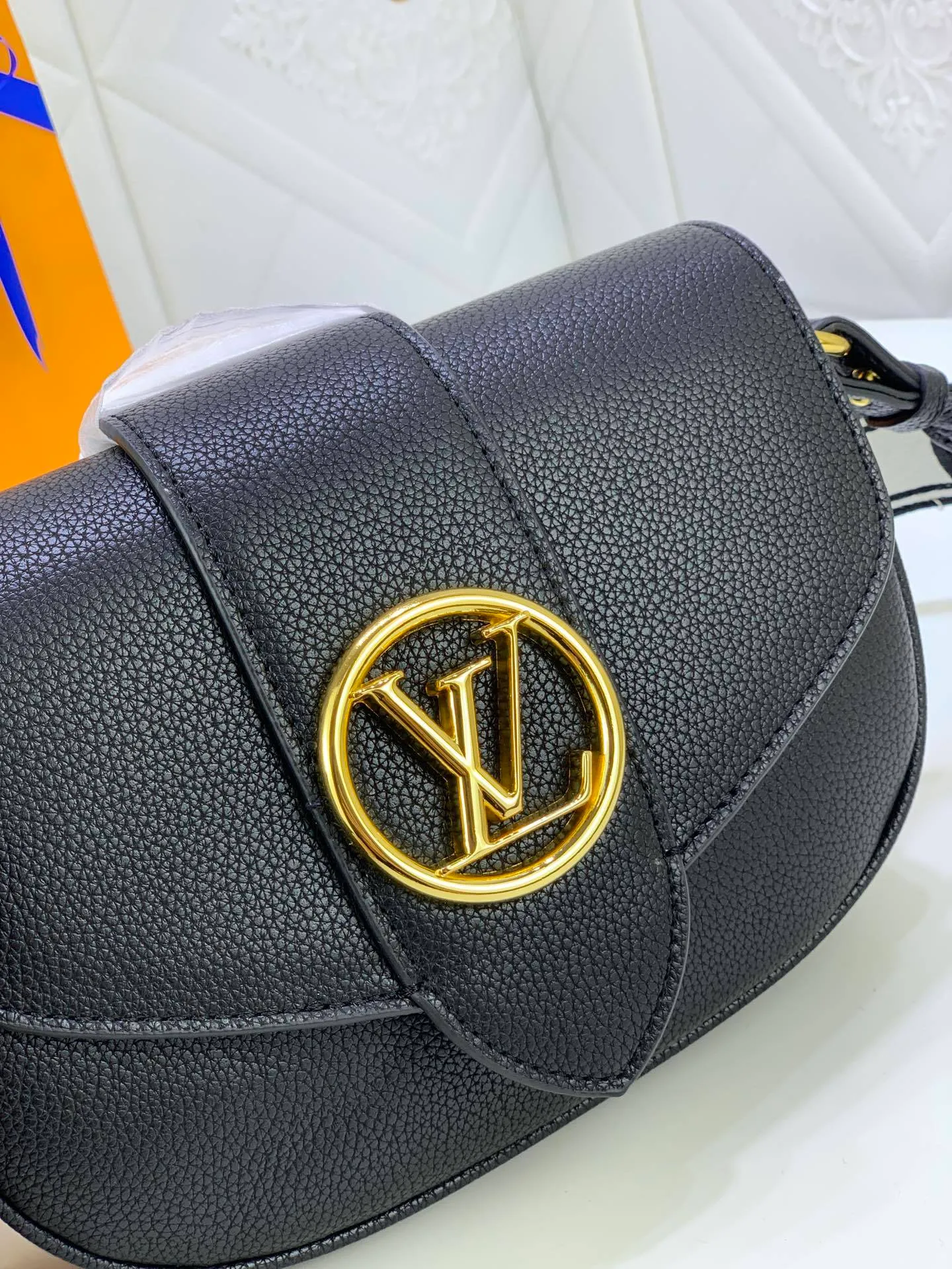 All Categories Official Website "Brand Women's Bags" Women's Bags 💙 LV Pont9 pebbled messenger bag LV PONT 9 SOF, injects an elegant atmosphere with the LV Circle logo derived from the brand archives. Monogram flower clusters are hidden under the flap, and Monogram flowers bloom on the shoulder straps. Medium size 25x17.5