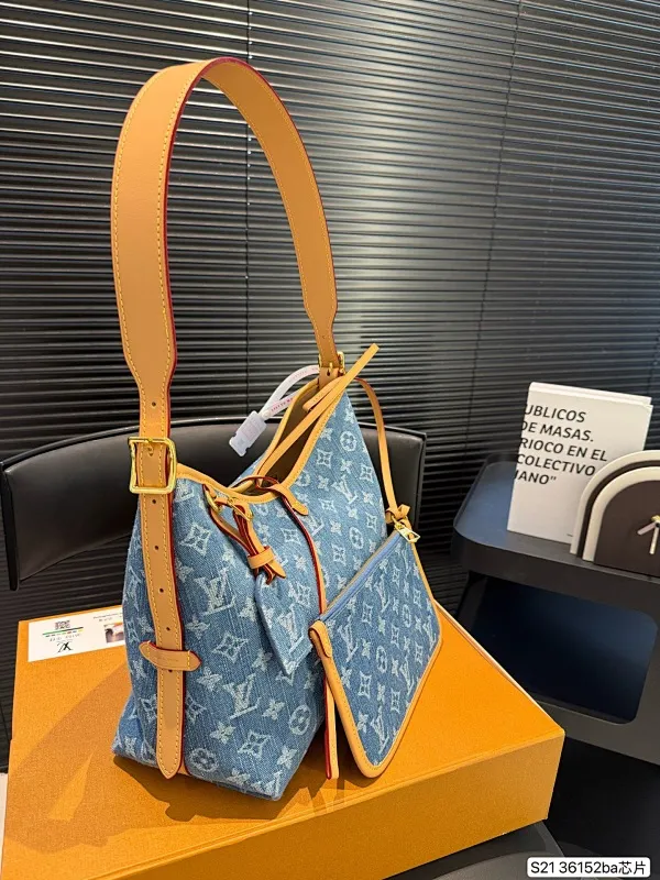 All categories Official website "Brand Women's Bags" Women's Bags 💙 LV 2025 new LV armpit bag
