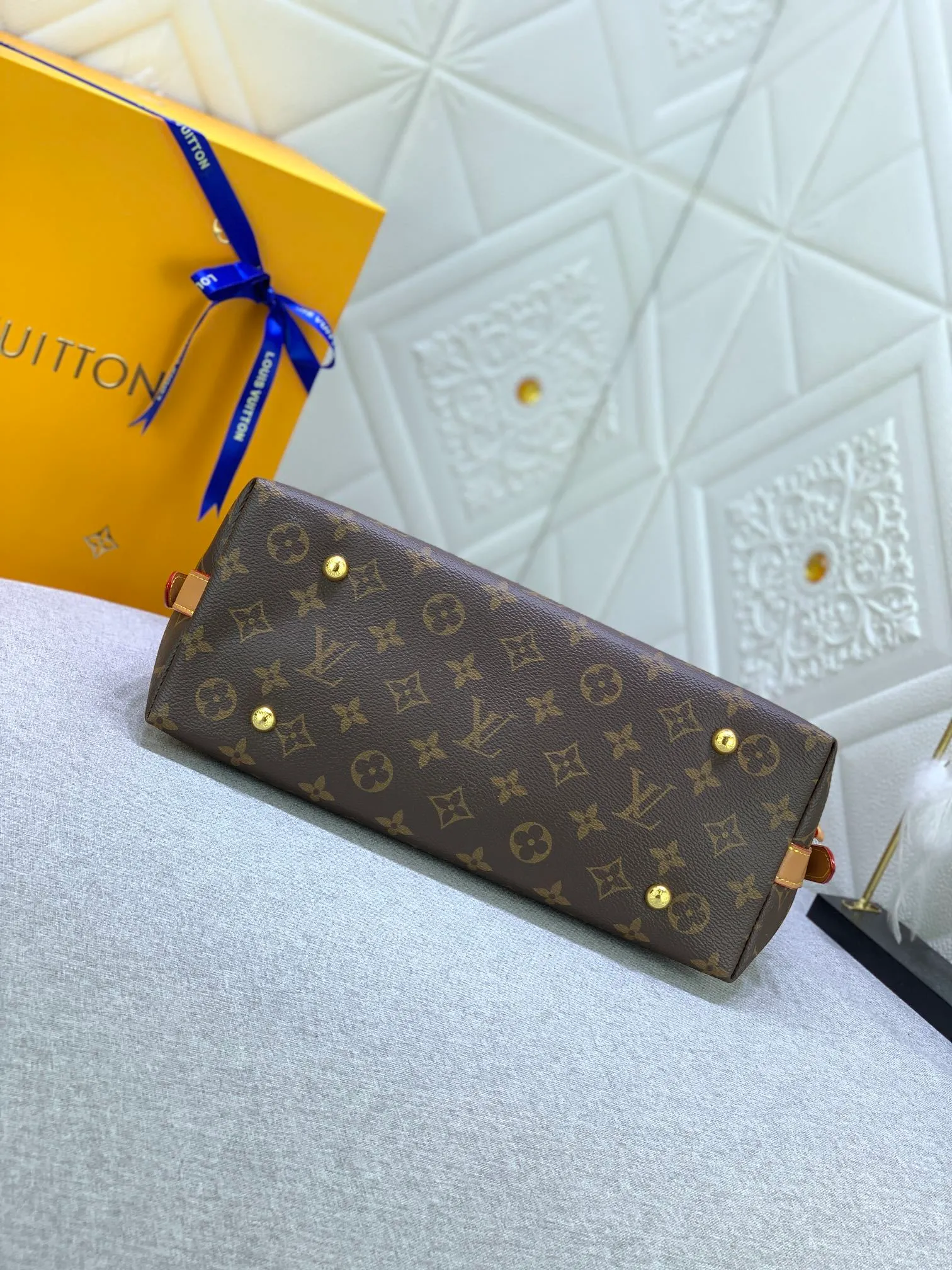 All Categories Official Website "Brand Women's Bags" Women's Bags 💙 LV Upgraded Original Presbyopia CARRYALL Handbags Inspired by the retro details of the archives. What is particularly commendable is the detachable zipper clutch, which can be used alone as a delicate clutch or as an extra pocket. Bright lining tone in Monogram Classic Sail