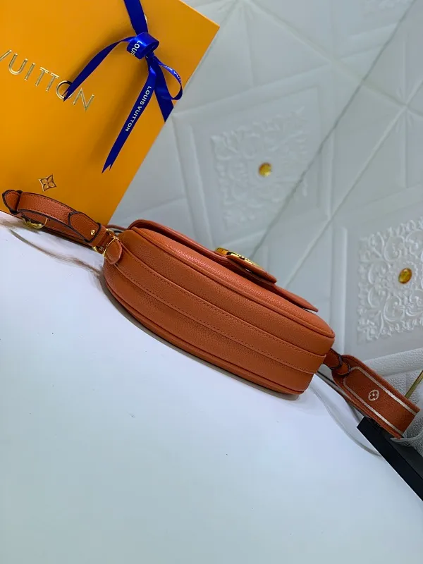 All Categories Official Website "Brand Women's Bags" Women's Bags 💙 LV Pont9 pebbled messenger bag LV PONT 9 SOF, injects an elegant atmosphere with the LV Circle logo derived from the brand archives. Monogram flower clusters are hidden under the flap, and Monogram flowers bloom on the shoulder straps. Medium size 25x17.5