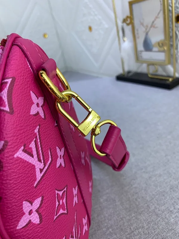 All Categories Official Website "Brand Women's Bags" Women's Bags 💙 LV (new silk screen pillow bag) The compact SPEEDY BANDOULIÈRE 25 handbag reshapes its elegant silhouette, outer pockets and gold buckles. The miniature monogram pattern and leather trim on the canvas evoke the House's historical design codes, as does the rolled leather handle and engraved padlock. an adjustable and