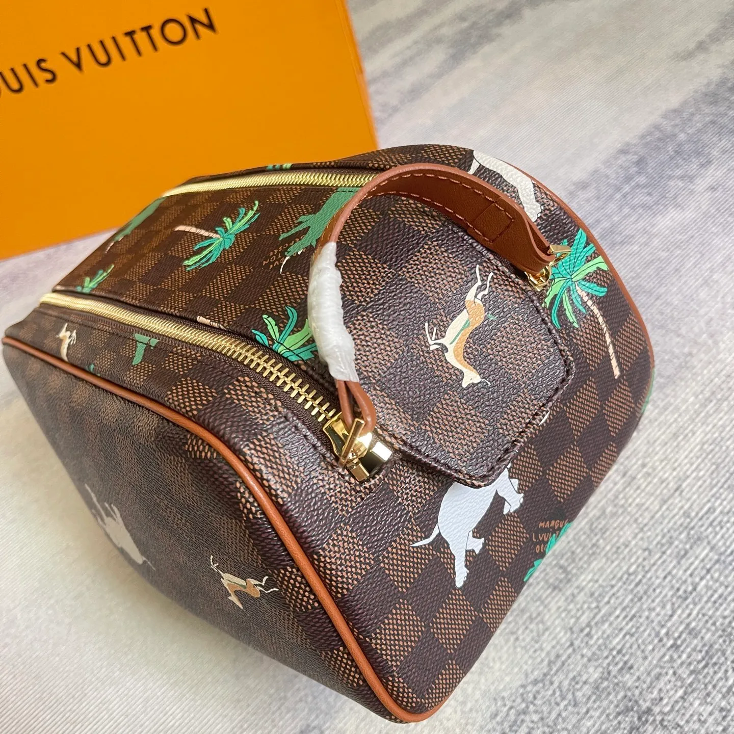 All categories Official website "Brand Women's Bags" Women's Bags 💙 LV 2025 new LV toiletry bag