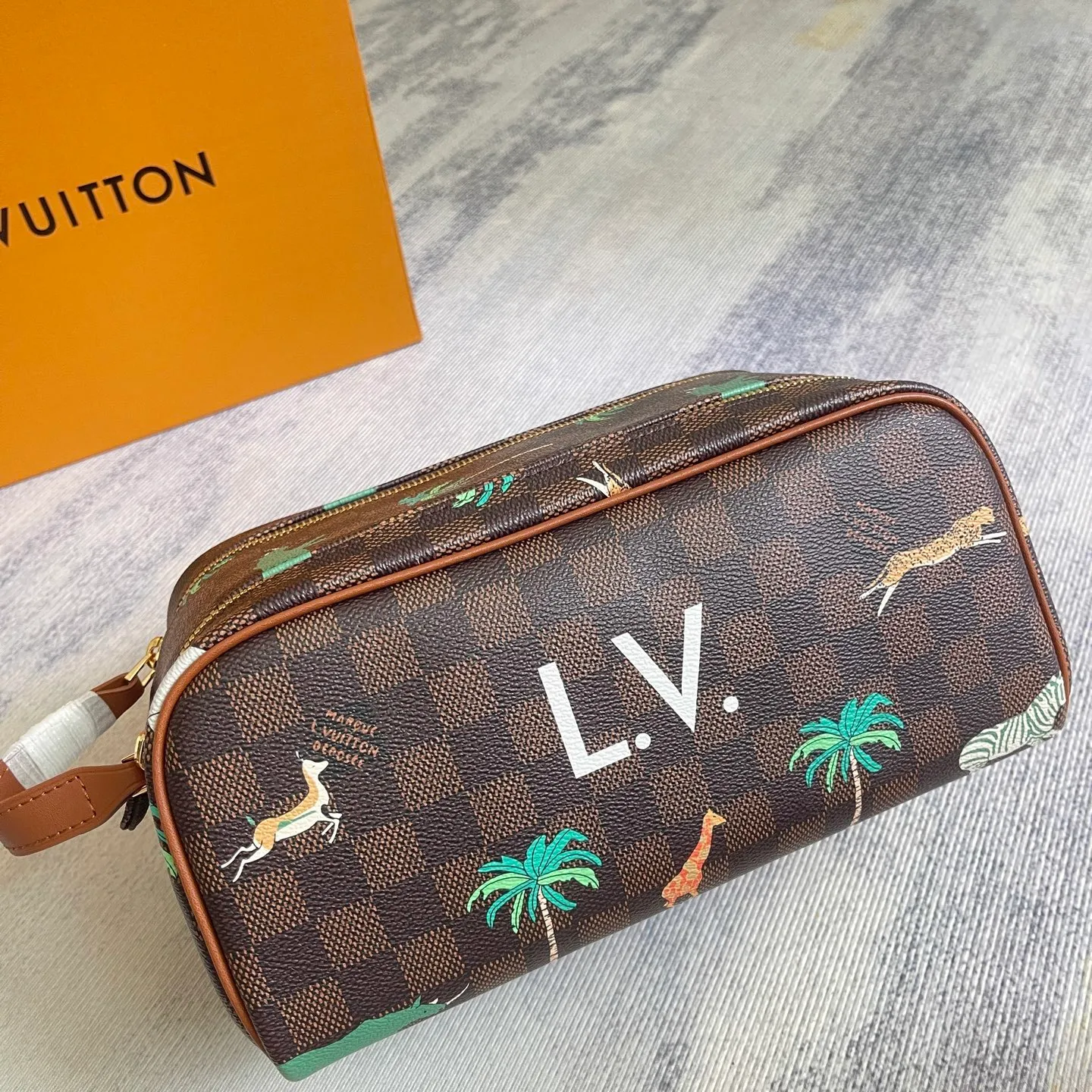 All categories Official website "Brand Women's Bags" Women's Bags 💙 LV 2025 new LV toiletry bag