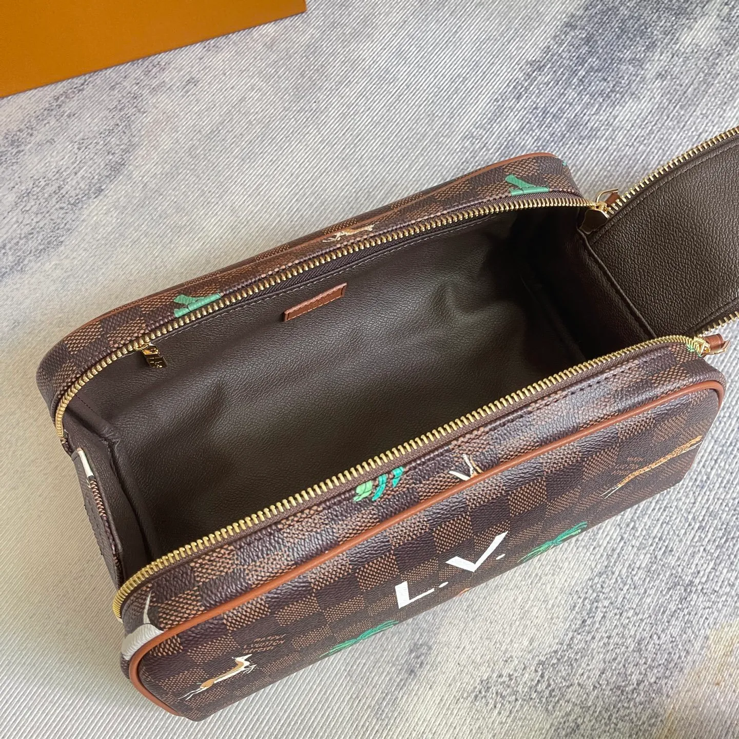 All categories Official website "Brand Women's Bags" Women's Bags 💙 LV 2025 new LV toiletry bag