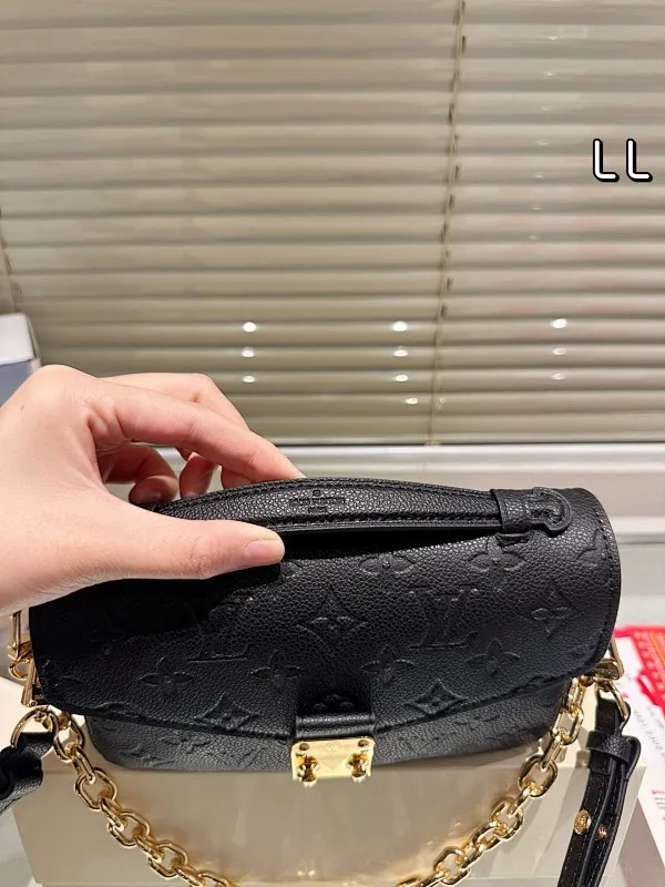 All categories Official website "Brand Women's Bags" Women's Bags 💙 LV 2025 new LV armpit bag