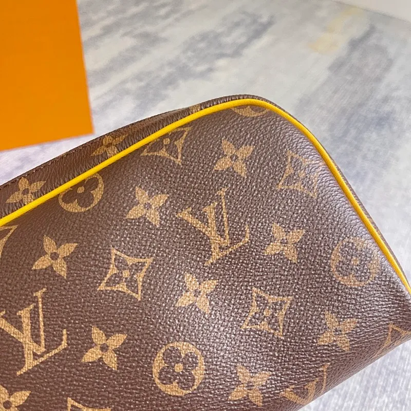 All categories Official website "Brand Women's Bags" Women's Bags 💙 LV 2025 new LV toiletry bag