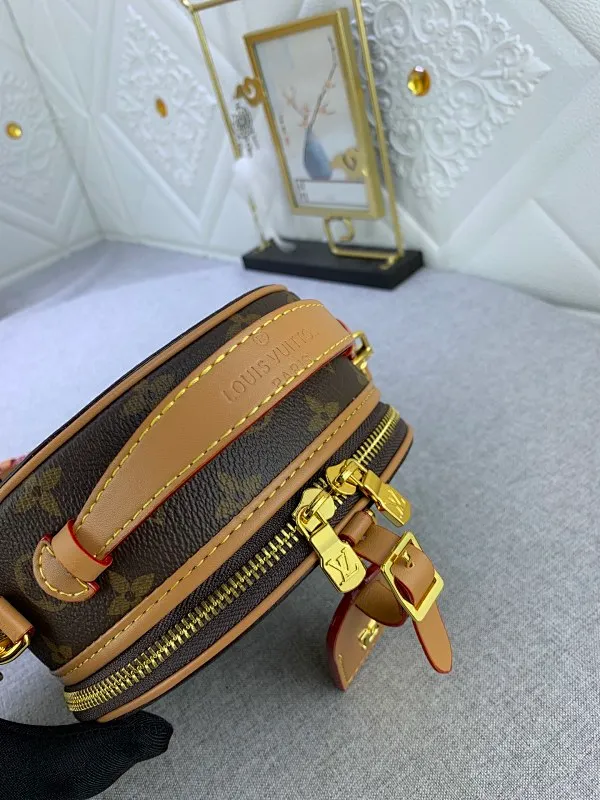 All Categories Official Website "Brand Women's Bags" Women's Bags 💙 LV upgraded original large size [Mini Boite Chapeaux Handbag] Round cake bag, a perfect replacement for hard round cakes, and more delicate than soft round cakes. This new round cake is particularly beautiful, and can also be used as a waist bag. It is super beautiful. Size: 17×15×7.5