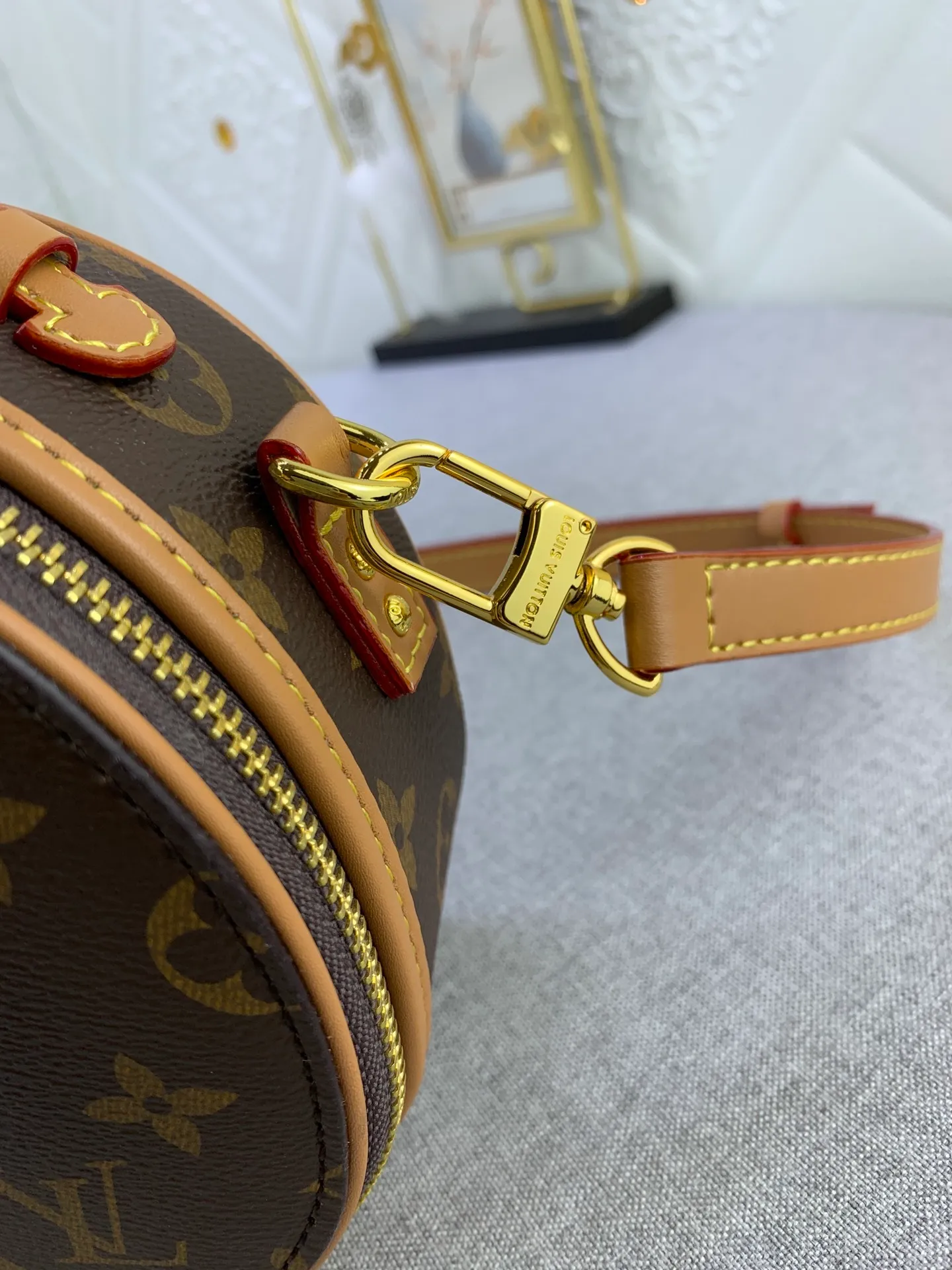 All Categories Official Website "Brand Women's Bags" Women's Bags 💙 LV upgraded original large size [Mini Boite Chapeaux Handbag] Round cake bag, a perfect replacement for hard round cakes, and more delicate than soft round cakes. This new round cake is particularly beautiful, and can also be used as a waist bag. It is super beautiful. Size: 17×15×7.5