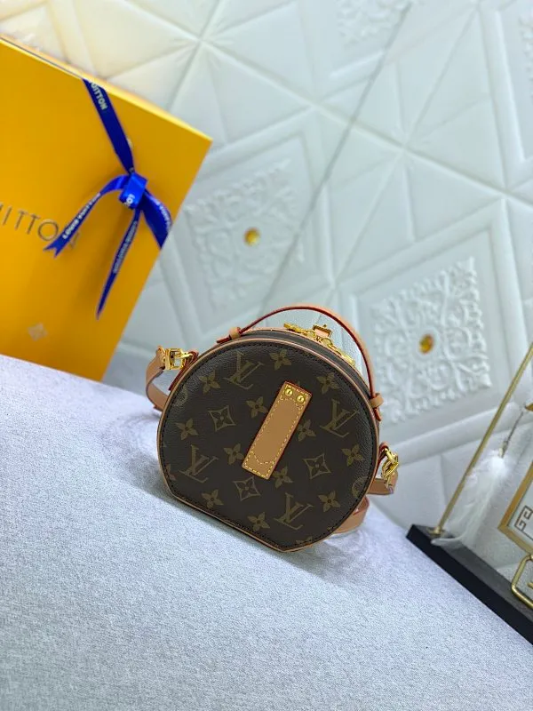 All Categories Official Website "Brand Women's Bags" Women's Bags 💙 LV upgraded original large size [Mini Boite Chapeaux Handbag] Round cake bag, a perfect replacement for hard round cakes, and more delicate than soft round cakes. This new round cake is particularly beautiful, and can also be used as a waist bag. It is super beautiful. Size: 17×15×7.5