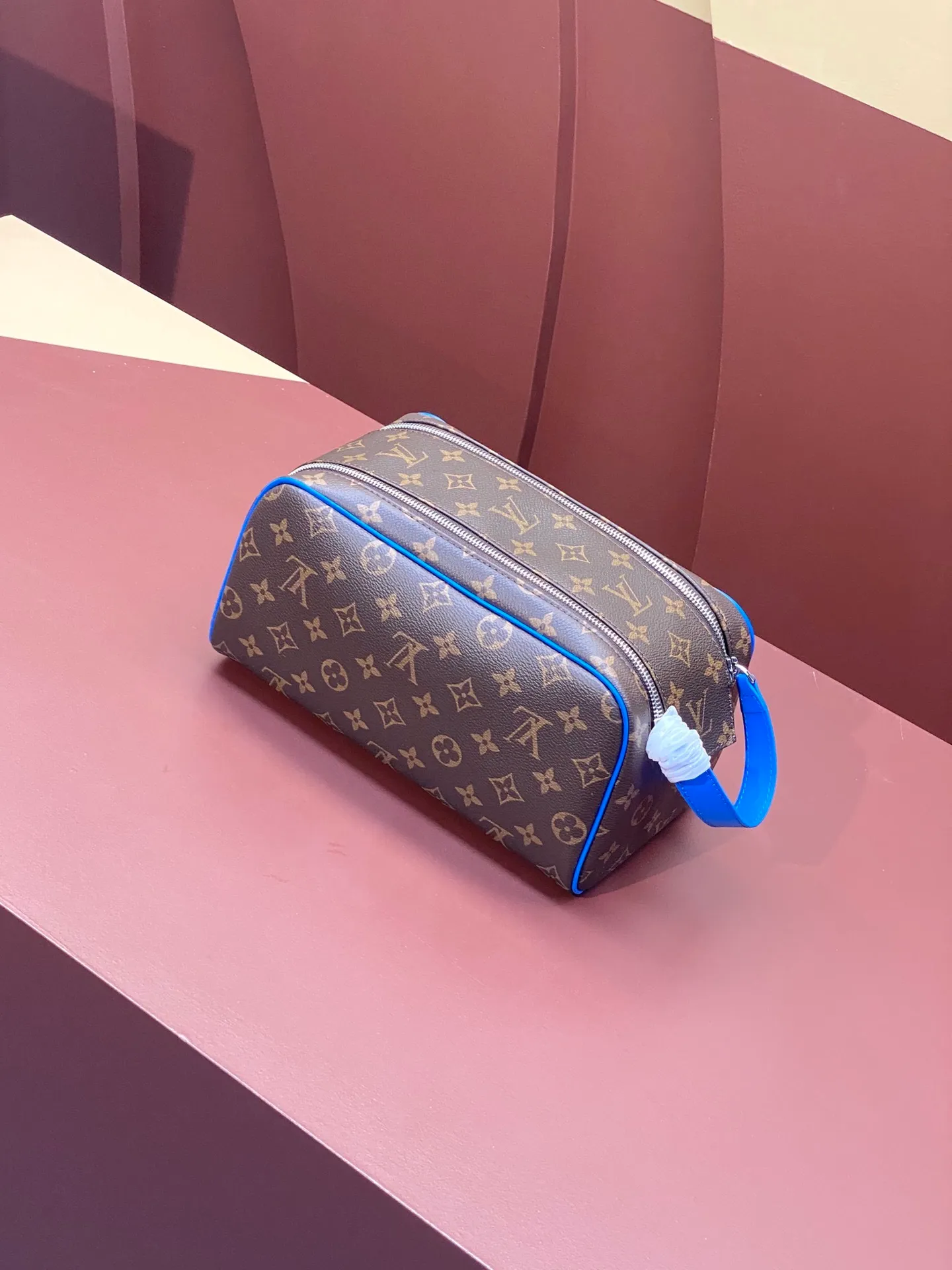 All categories Official website "Brand Women's Bags" Women's Bags 💙 LV 2025 new LV toiletry bag