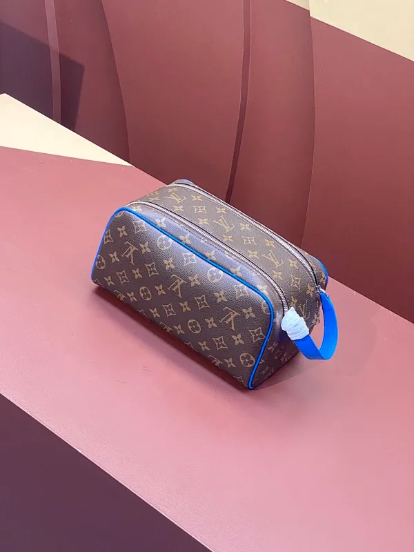 All categories Official website "Brand Women's Bags" Women's Bags 💙 LV 2025 new LV toiletry bag