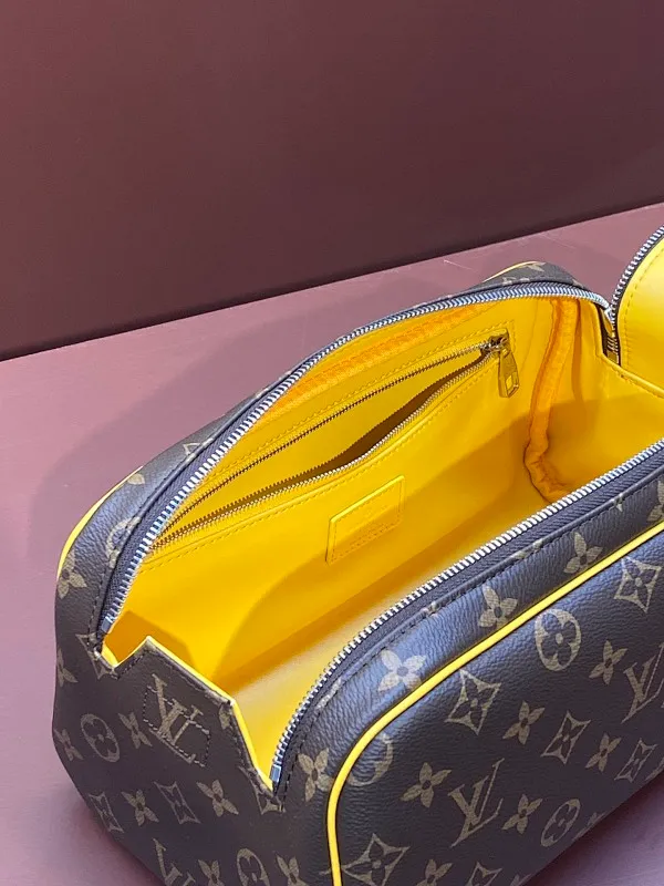 All categories Official website "Brand Women's Bags" Women's Bags 💙 LV 2025 new LV toiletry bag