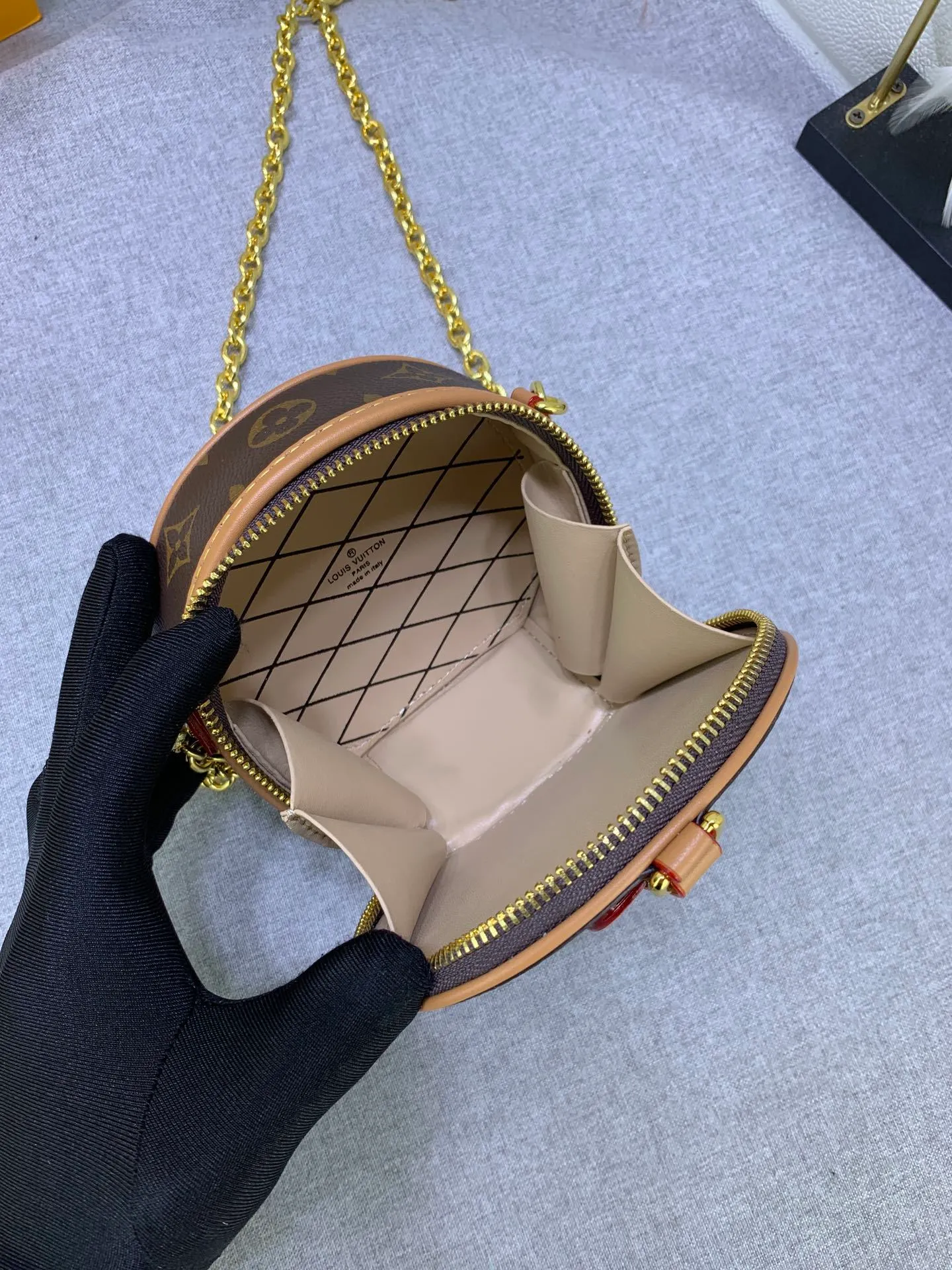 All Categories Official Website "Brand Women's Bags" Women's Bags 💙 LV MMmini Boite Chapeau handbag is made of Monogram coated canvas and decorated with Malletage quilted lining, paying tribute to the brand's traditional details. The zip opens to reveal a sophisticated interior with a large accordion compartment. Detachable shoulder strap allows for a shoulder-wearing experience. size