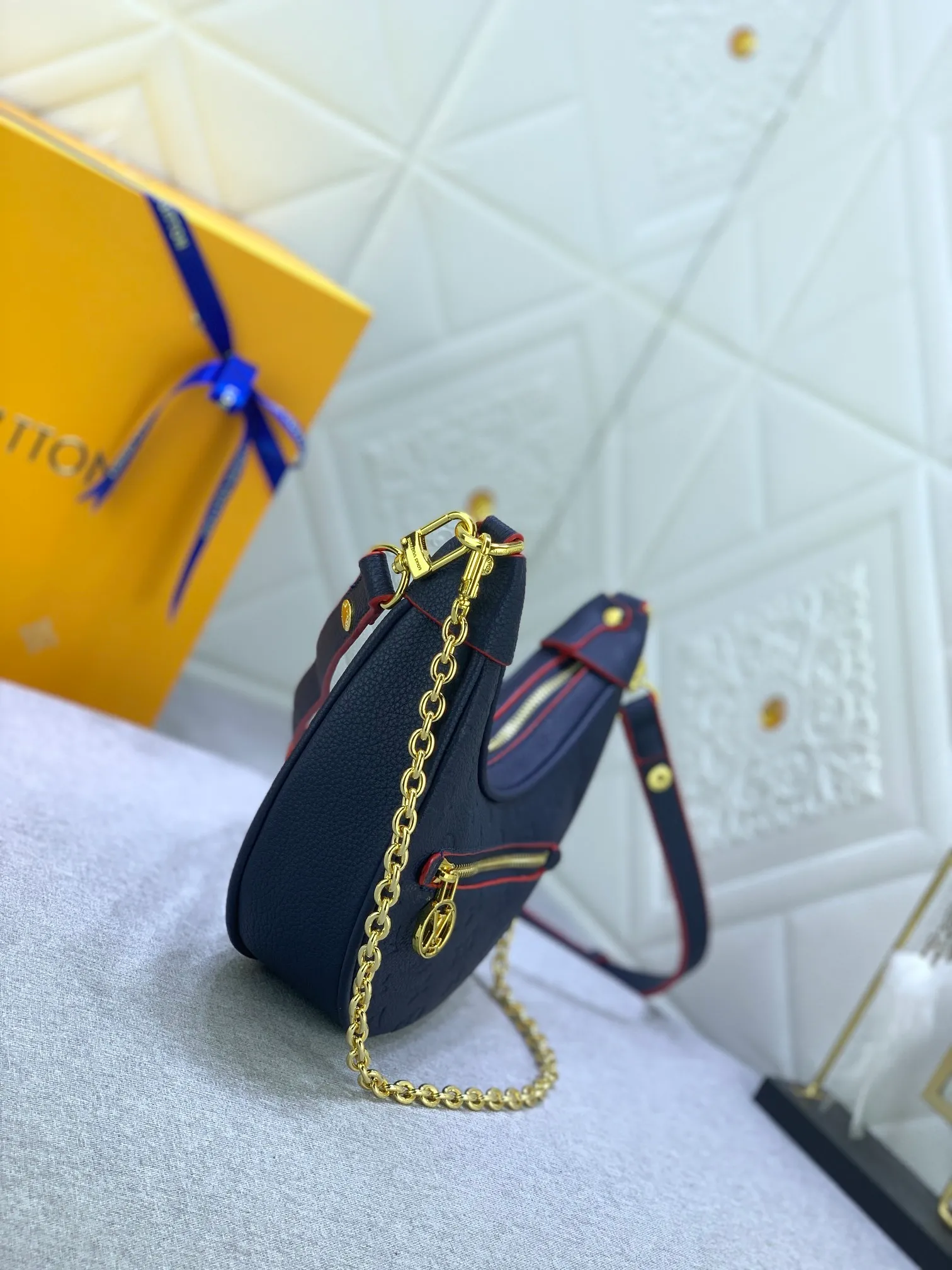 All Categories Official Website "Brand Women's Bags" Women's Bags 💙 LV Upgraded Original ⭐️New Embossed Moon Bag Latest Single Product Moon Bag! Nicolas Ghesquière traces its origins to the Croissant handbag in the Louis Vuitton archives and launches the Loop half-moon baguette bag in the 2022 early spring series. Compact structure fits the body