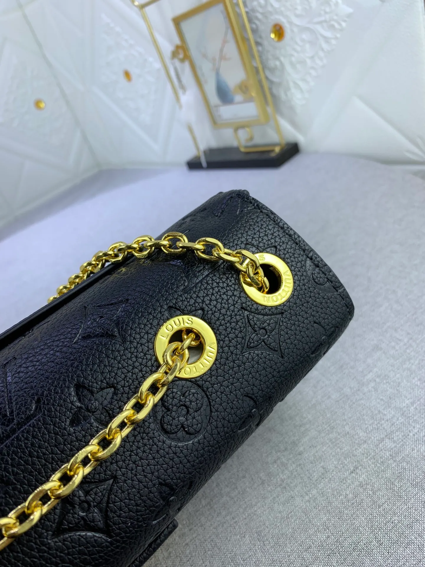 All Categories Official Website "Brand Women's Bags" Women's Bags 💙 LV Upgraded Original This Marceau chain bag is made of Monogram Empreinte embossed leather, with a plain leather flap and soft leather lining. Signature S-lock clasp and chain add to the elegance, and there's room for a large wallet and iPhone