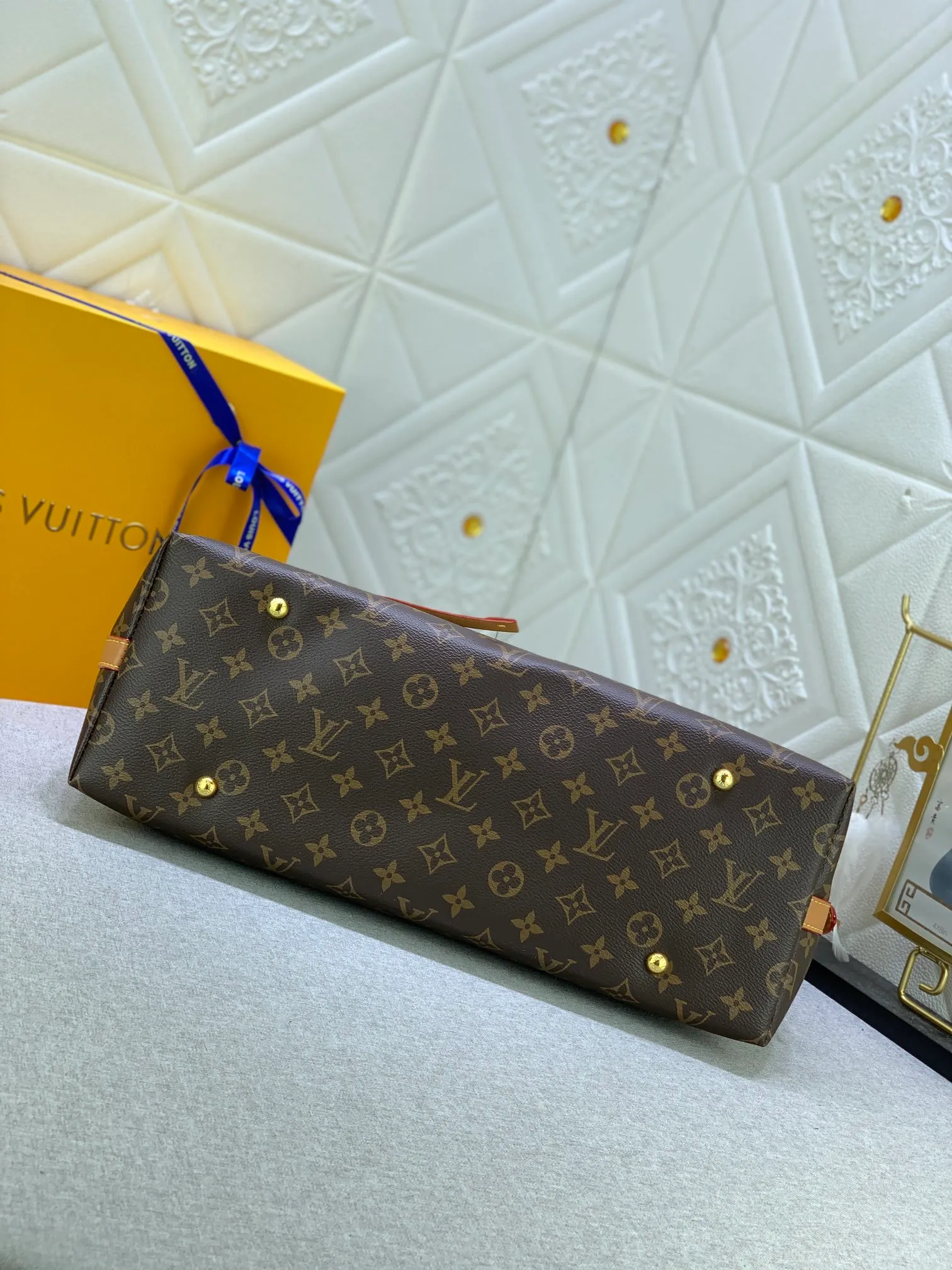 All Categories Official Website "Brand Women's Bags" Women's Bags 💙 LV Upgraded Original Presbyopia CARRYALL Handbags Inspired by the retro details of the archives. What is particularly commendable is the detachable zipper clutch, which can be used alone as a delicate clutch or as an extra pocket. Bright lining tone in Monogram Classic Sail