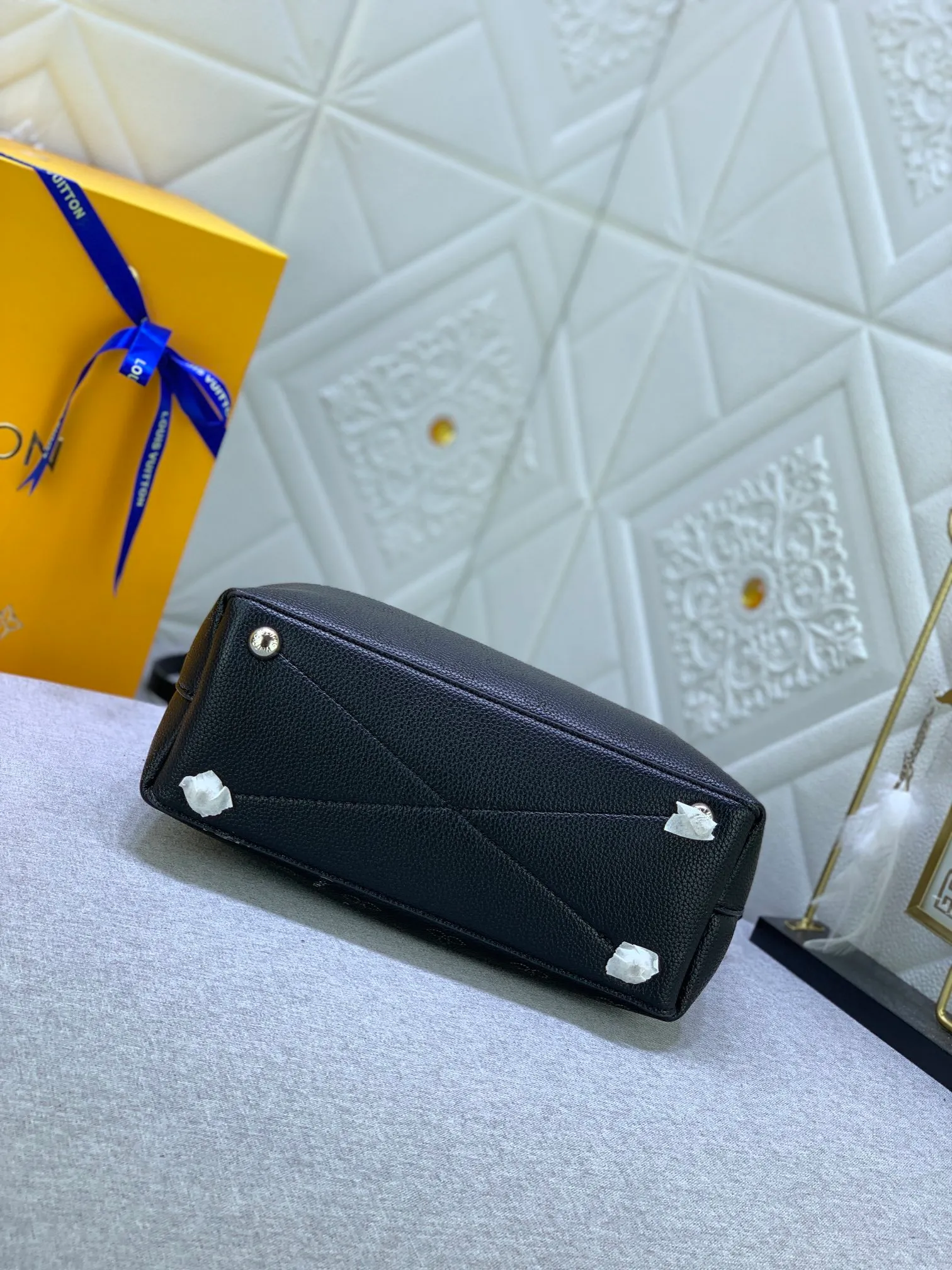 All categories Official website "Brand Women's Bags" Women's Bags 💙 LV Why Knot small handbag is made of Louis Vuitton's iconic Monogram engraved and perforated cow leather, combined with a knot-shaped handle, exuding a gentle style and modern atmosphere. Functional design holds everyday essentials such as a cell phone, wallet, keys, and sunglasses, and the removable woven leather chain allows for easy shoulder wear.