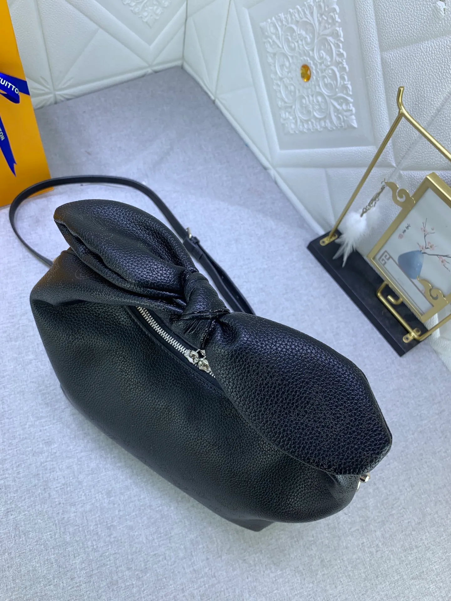 All categories Official website "Brand Women's Bags" Women's Bags 💙 LV Why Knot small handbag is made of Louis Vuitton's iconic Monogram engraved and perforated cow leather, combined with a knot-shaped handle, exuding a gentle style and modern atmosphere. Functional design holds everyday essentials such as a cell phone, wallet, keys, and sunglasses, and the removable woven leather chain allows for easy shoulder wear.