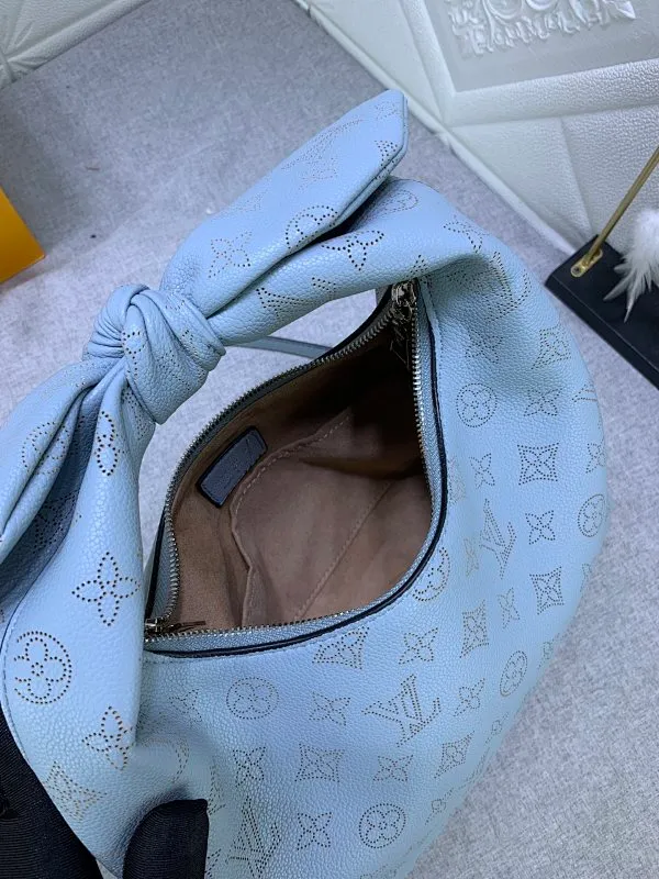 All categories Official website "Brand Women's Bags" Women's Bags 💙 LV Why Knot small handbag is made of Louis Vuitton's iconic Monogram engraved and perforated cow leather, combined with a knot-shaped handle, exuding a gentle style and modern atmosphere. Functional design holds everyday essentials such as a cell phone, wallet, keys, and sunglasses, and the removable woven leather chain allows for easy shoulder wear.
