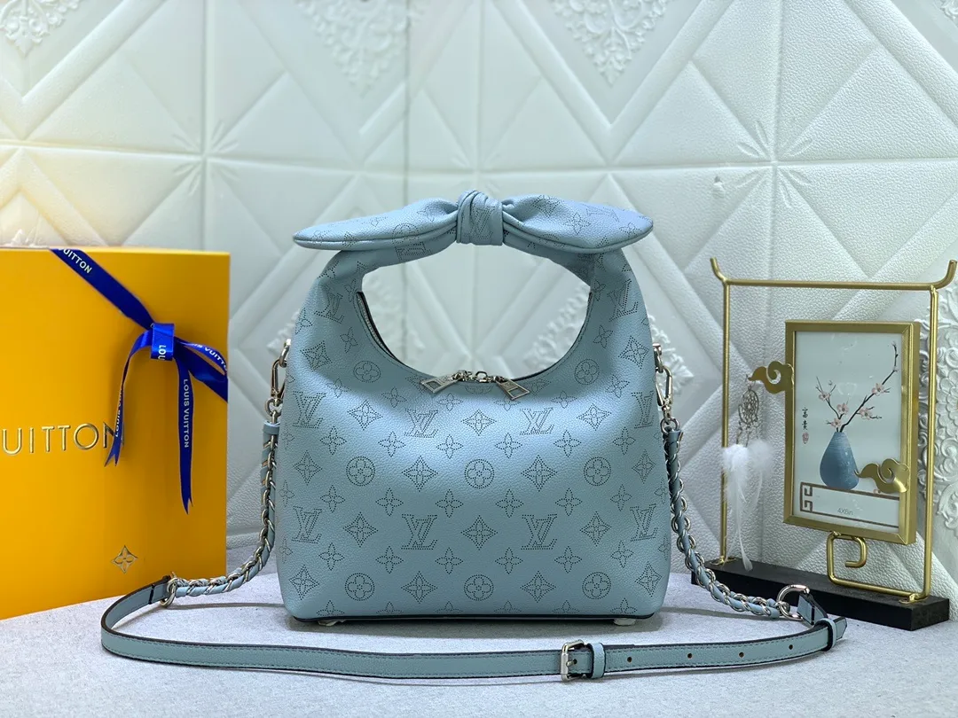 All categories Official website "Brand Women's Bags" Women's Bags 💙 LV Why Knot small handbag is made of Louis Vuitton's iconic Monogram engraved and perforated cow leather, combined with a knot-shaped handle, exuding a gentle style and modern atmosphere. Functional design holds everyday essentials such as a cell phone, wallet, keys, and sunglasses, and the removable woven leather chain allows for easy shoulder wear.