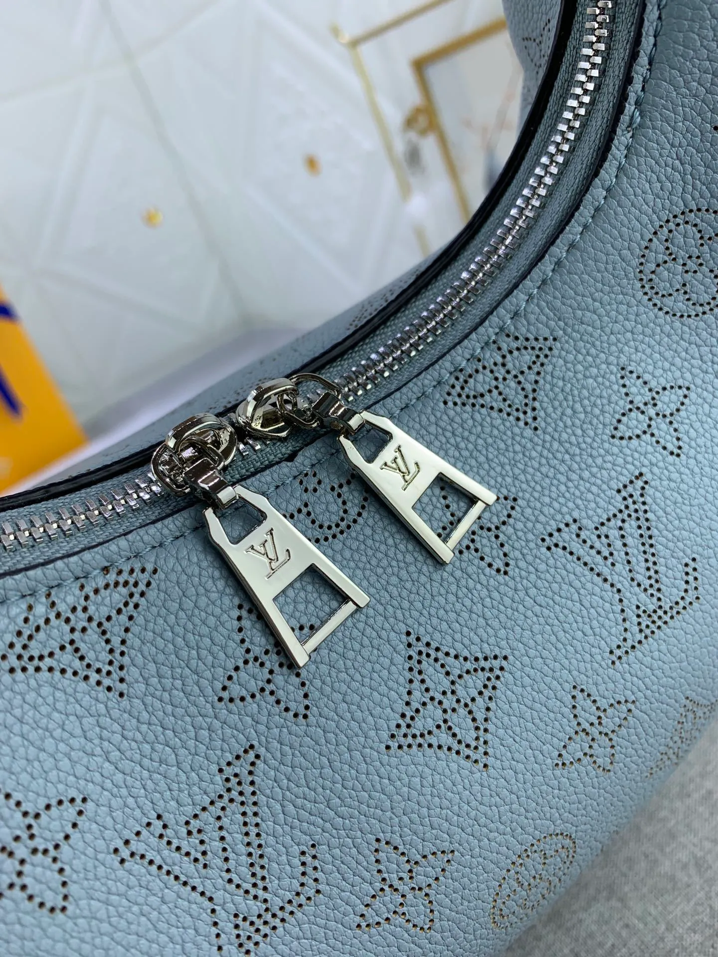 All categories Official website "Brand Women's Bags" Women's Bags 💙 LV Why Knot small handbag is made of Louis Vuitton's iconic Monogram engraved and perforated cow leather, combined with a knot-shaped handle, exuding a gentle style and modern atmosphere. Functional design holds everyday essentials such as a cell phone, wallet, keys, and sunglasses, and the removable woven leather chain allows for easy shoulder wear.