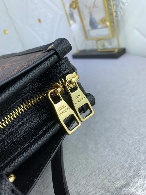 All categories Official website "Brand Women's Bags" Women's Bags 💙 LV upgrades the original Popincourt handbag with a fashionable new attitude. This contemporary tote in single-frame canvas and natural leather trim offers effortless style and impeccable functionality. Size: 32-21-13cm
