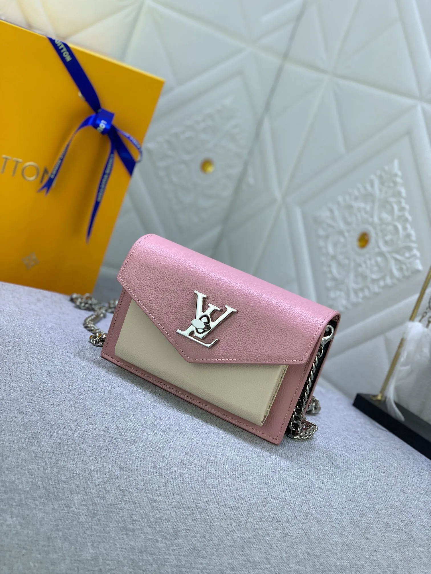 All Categories Official Website "Brand Women's Bags" Women's Bags 💙 LV This Mylockme Pochette chain bag is made of soft cow leather and continues the core elements of the Lockme series with an envelope-style flap, front pocket and LV letter hook. The trendy construction is suitable for storing mobile phones and other essentials, and the long chain allows for shoulder or cross-body wear. Detailed