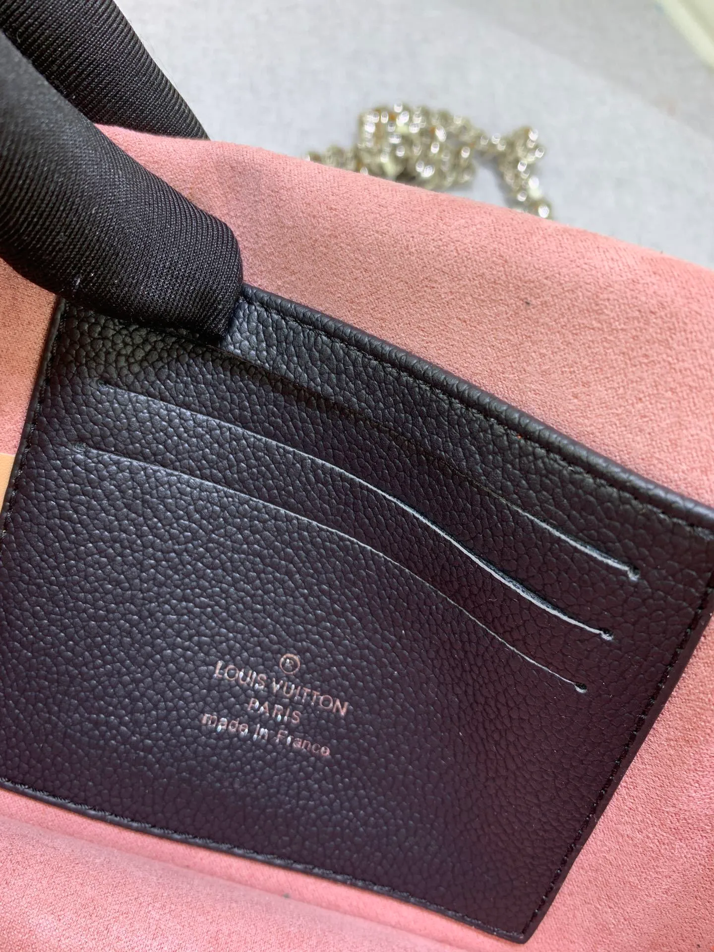 All Categories Official Website "Brand Women's Bags" Women's Bags 💙 LV This Mylockme Pochette chain bag is made of soft cow leather and continues the core elements of the Lockme series with an envelope-style flap, front pocket and LV letter hook. The trendy construction is suitable for storing mobile phones and other essentials, and the long chain allows for shoulder or cross-body wear. Detailed