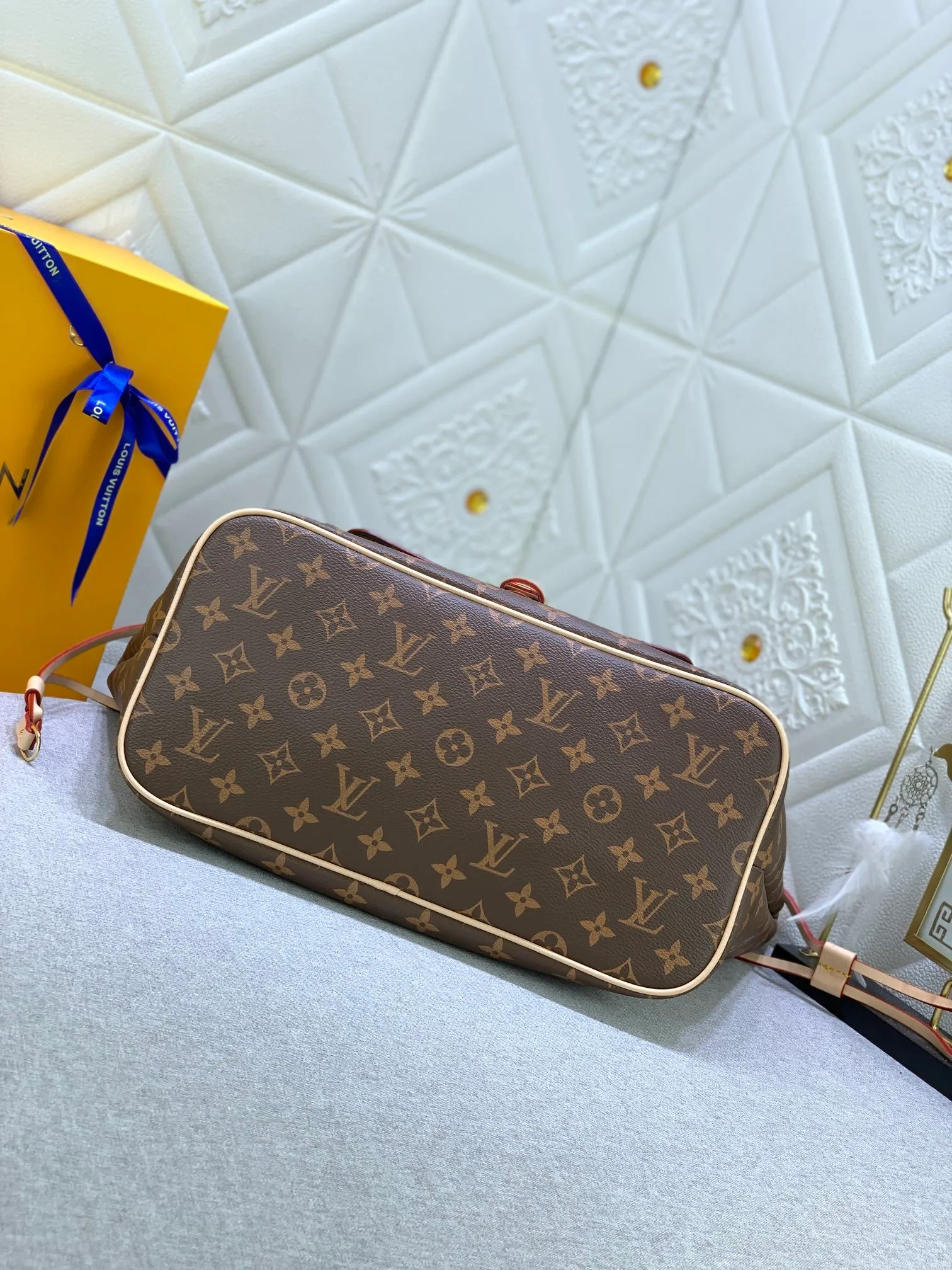 All Categories Official Website "Brand Women's Bags" Women's Bags 💙 LV upgraded original version [NEVERFULL Medium Handbag] (new silk screen shopping bag) The classic lines of the Never full MM handbag are made of colorful Monogram canvas and external front pockets, giving it a retro feel. Gold hardware - including pocket buckles - and leather