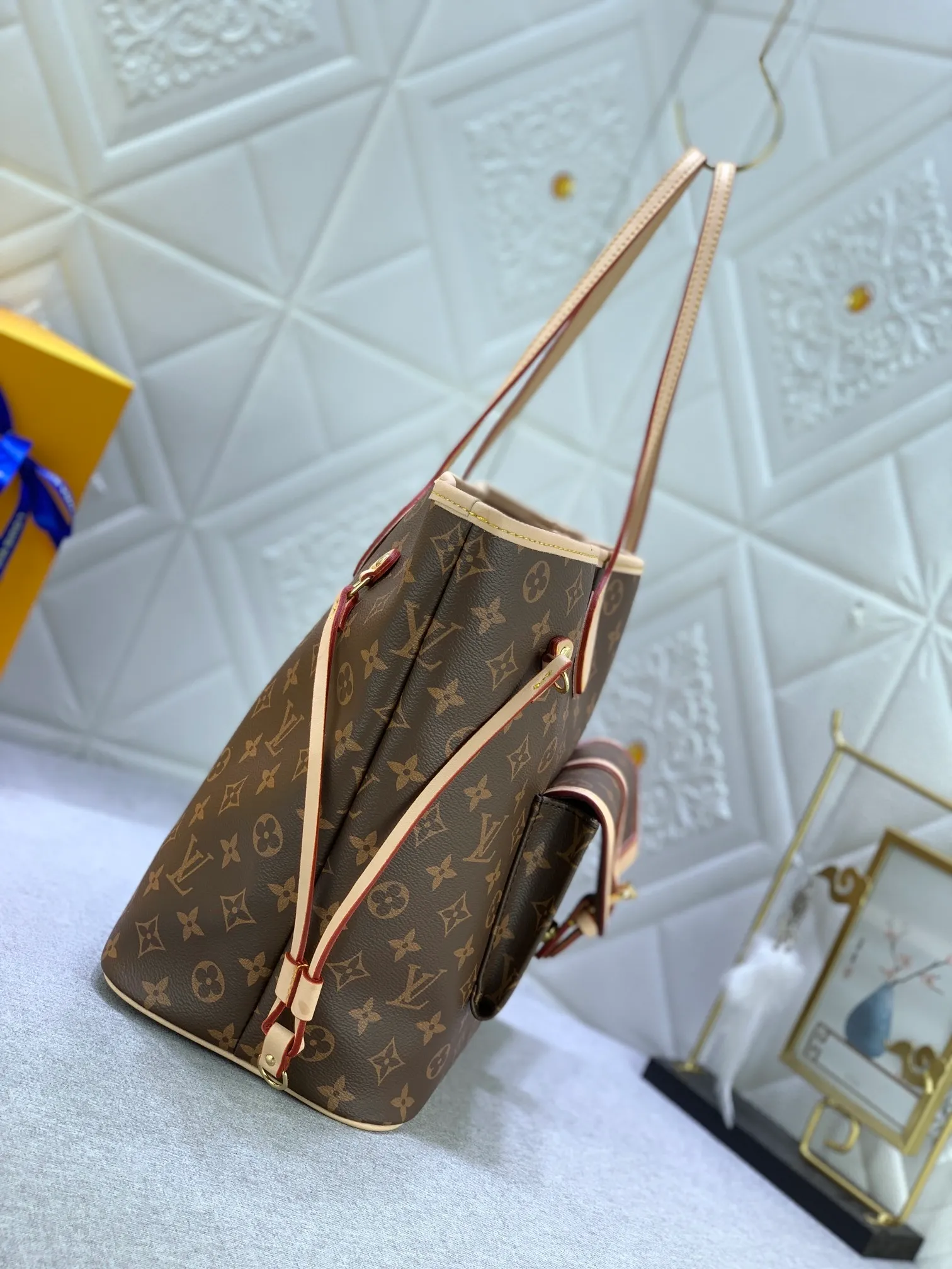 All Categories Official Website "Brand Women's Bags" Women's Bags 💙 LV upgraded original version [NEVERFULL Medium Handbag] (new silk screen shopping bag) The classic lines of the Never full MM handbag are made of colorful Monogram canvas and external front pockets, giving it a retro feel. Gold hardware - including pocket buckles - and leather