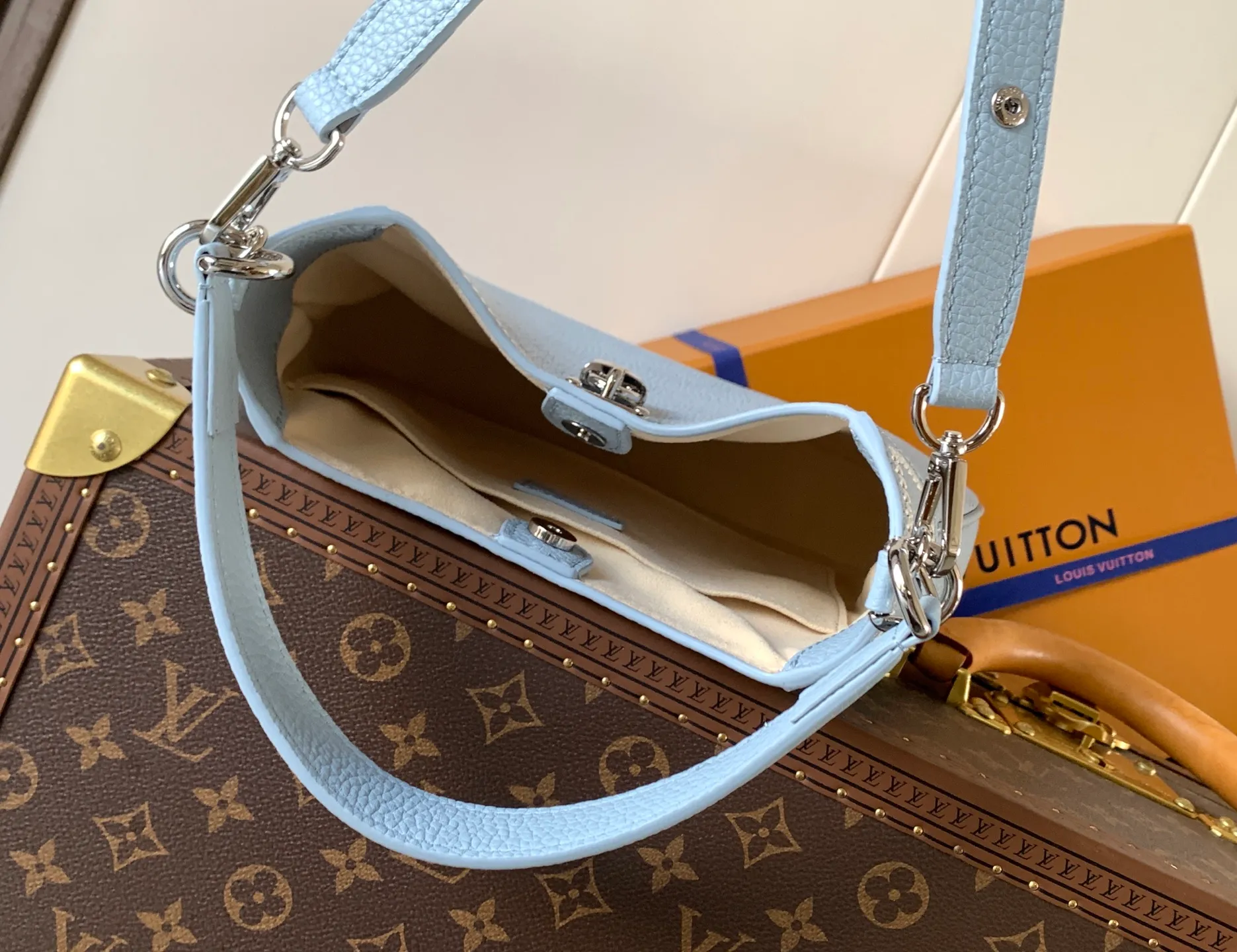 All Categories Official Website "Brand Women's Bags" Women's Bags 💙 LV 2026 New LV Armpit Crossbody Bag