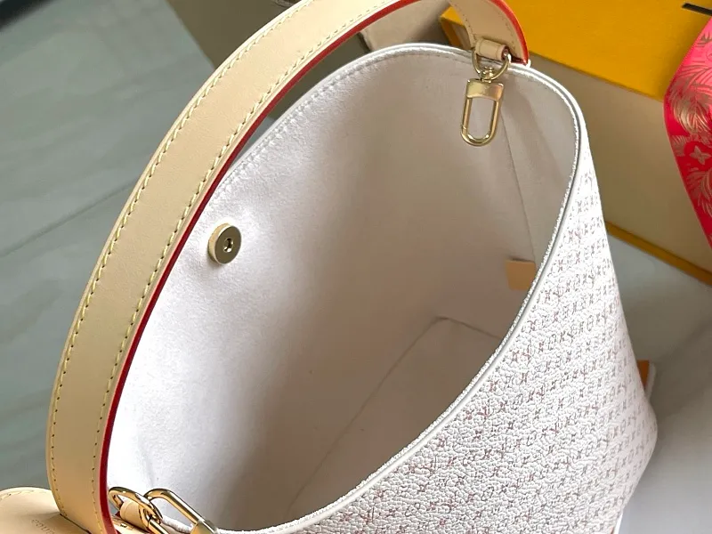 All Categories 💚 Authentic Grade Bags 💚 LV 2026 New LV Top Replica Crossbody Shoulder Bag