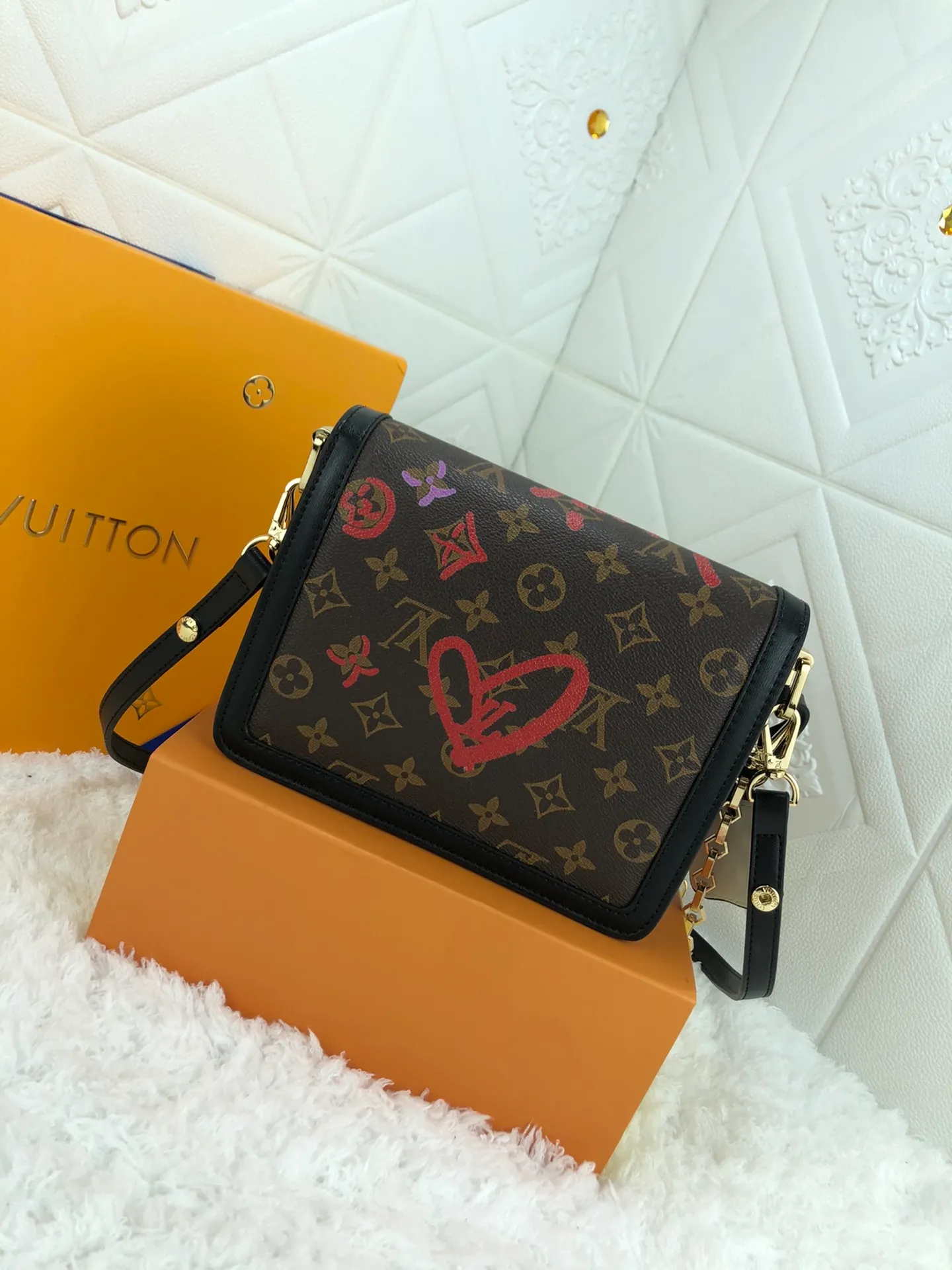 All Categories Official Website "Brand Women's Bags" Women's Bags 💙 LV Love Swiss artist Urs Fisher changed the visual proportions of the classic Monogram pattern, rendering a hand-painted style for the UF joint series Onthego handbags, presbyopic black leather love font silk screen lipstick tag Valentine's Day series Daphne, and silk screen Monog