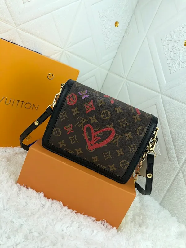 All Categories Official Website "Brand Women's Bags" Women's Bags 💙 LV Love Swiss artist Urs Fisher changed the visual proportions of the classic Monogram pattern, rendering a hand-painted style for the UF joint series Onthego handbags, presbyopic black leather love font silk screen lipstick tag Valentine's Day series Daphne, and silk screen Monog