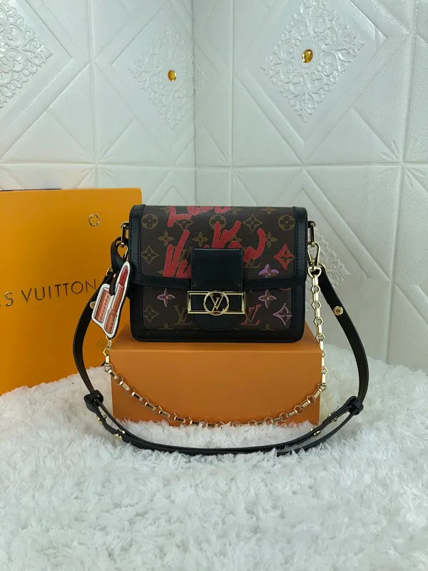 All Categories Official Website "Brand Women's Bags" Women's Bags 💙 LV Love Swiss artist Urs Fisher changed the visual proportions of the classic Monogram pattern, rendering a hand-painted style for the UF joint series Onthego handbags, presbyopic black leather love font silk screen lipstick tag Valentine's Day series Daphne, and silk screen Monog