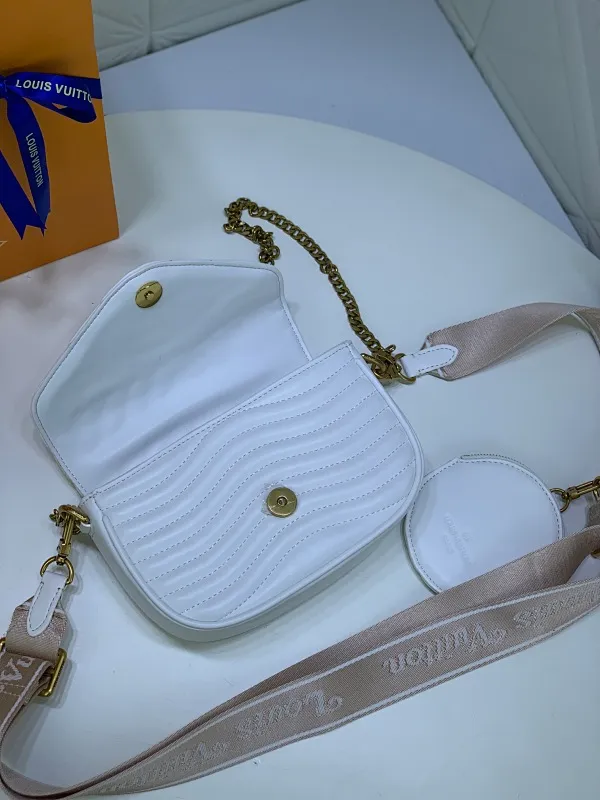All Categories Official Website "Brand Women's Bags" Women's Bags 💙 LV Upgraded Original Multi Pochette New Wave handbags are made of smooth and soft quilted calf leather, dynamic design, adjustable shoulder straps, distressed gold metal accessories, bronze gold chain inscriptions and striped jacquard shoulder straps, etc. Provide multiple carrying methods, the coin-shaped round bag on the shoulder strap can be