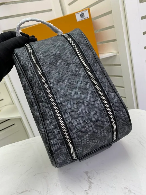 All categories Official website "Brand Women's Bags" Women's Bags 💙 LV 2022 Official New LV Cosmetic Bag Wholesale 5800800 High Quality Size: 28-16-13CM