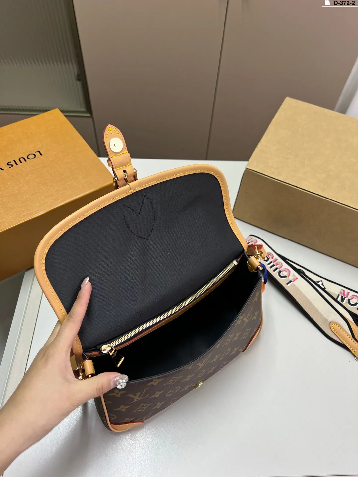 All categories Official website "Brand Women's Bags" Women's Bags 💙 LV 2025 new LV armpit bag