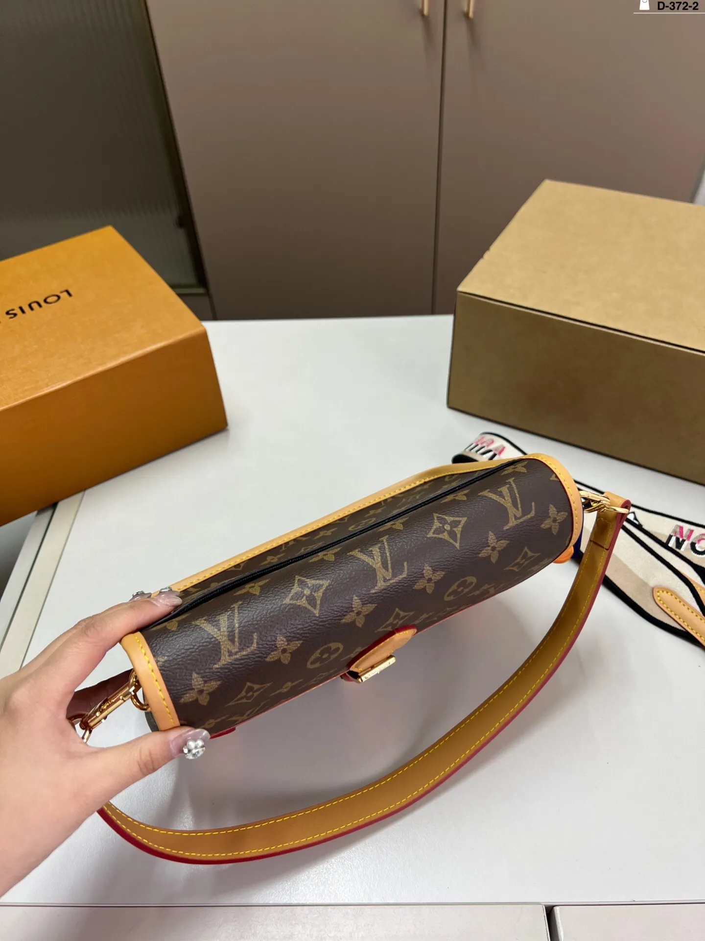 All categories Official website "Brand Women's Bags" Women's Bags 💙 LV 2025 new LV armpit bag