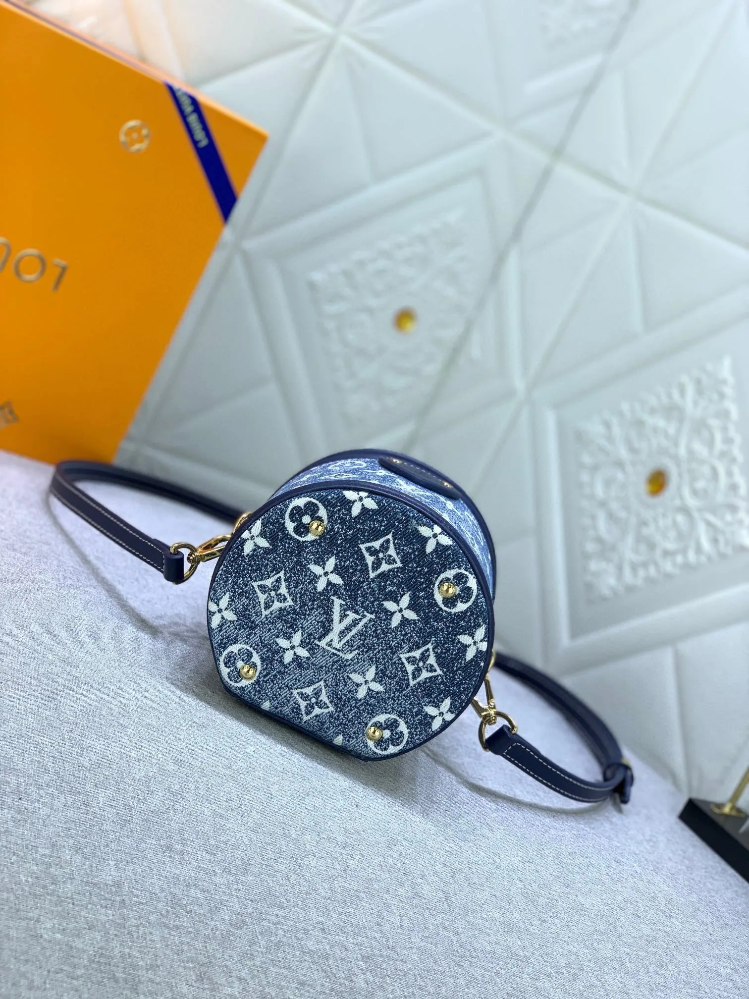 All Categories Official Website "Brand Women's Bags" Women's Bags 💙 LV upgraded original gradient denim blue cannes fortune bag. Drawing on the shape of a long-standing makeup box, women's art director Nicolas Ghesquière recreates the classic charm of the past with this semi-rigid handbag. Monogram and Monogram Reverse