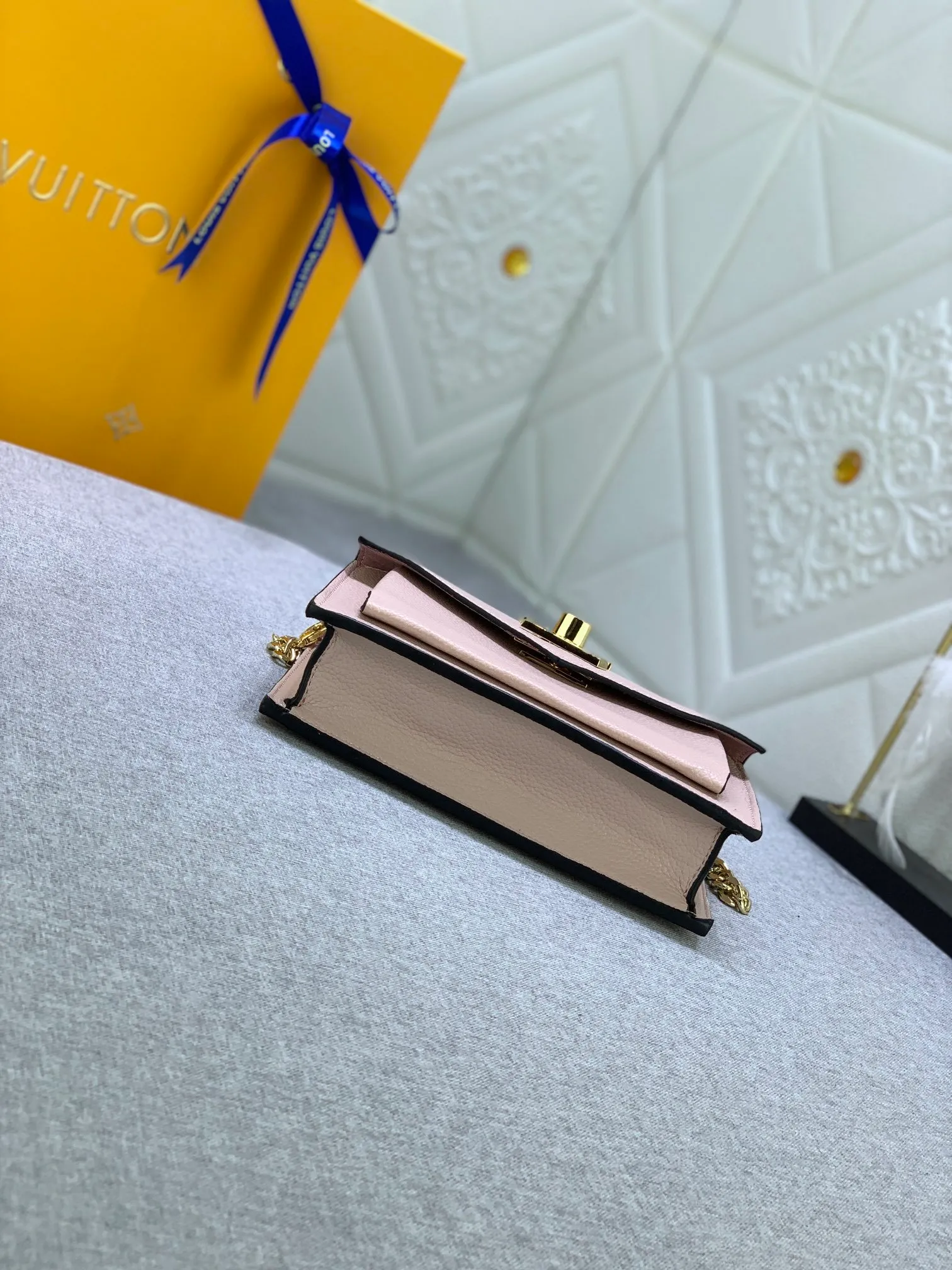 All Categories Official Website "Brand Women's Bags" Women's Bags 💙 LV This Mylockme Pochette chain bag is made of soft cow leather and continues the core elements of the Lockme series with an envelope-style flap, front pocket and LV letter hook. The trendy construction is suitable for storing mobile phones and other essentials, and the long chain allows for shoulder or cross-body wear. Detailed