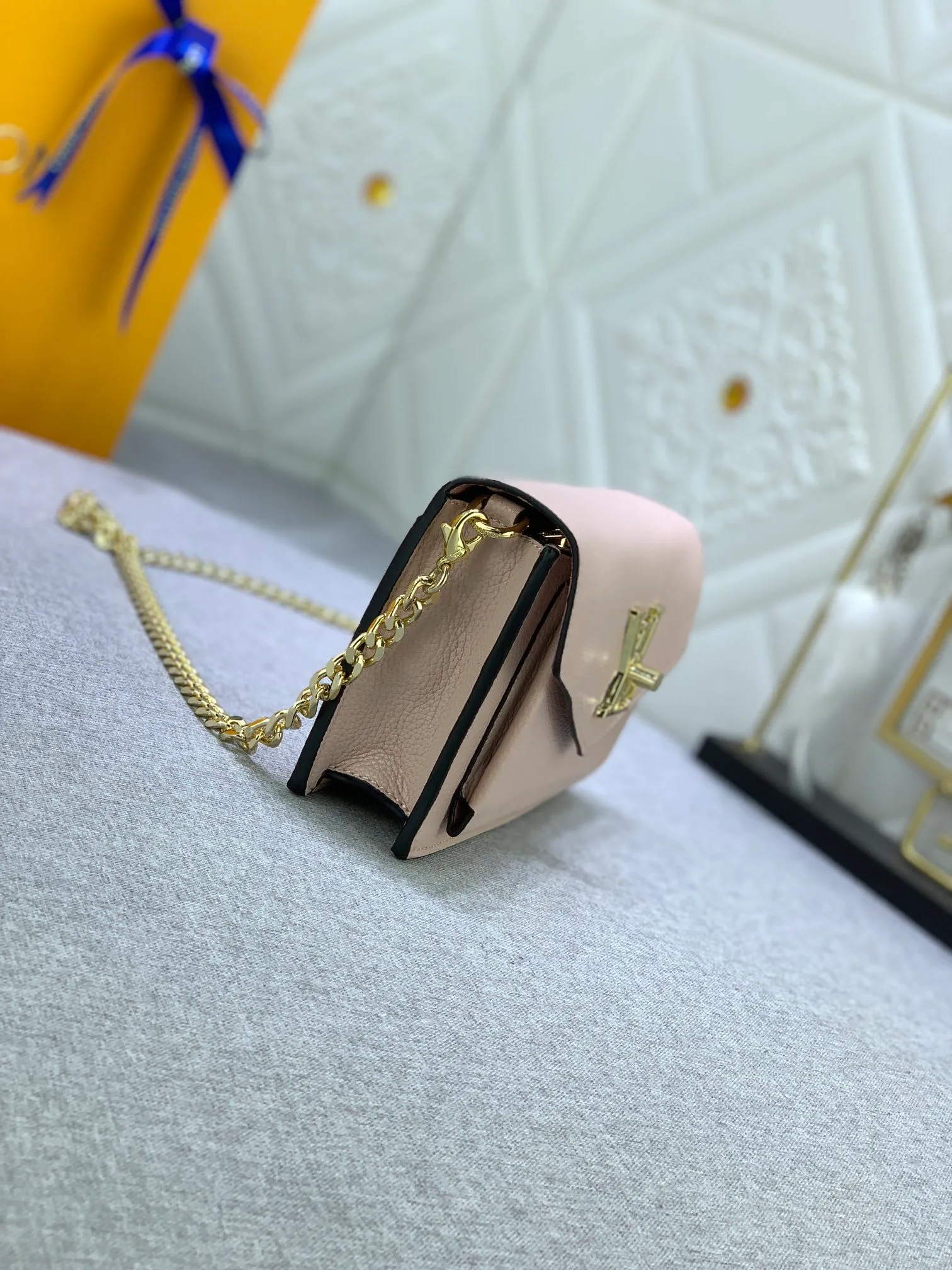 All Categories Official Website "Brand Women's Bags" Women's Bags 💙 LV This Mylockme Pochette chain bag is made of soft cow leather and continues the core elements of the Lockme series with an envelope-style flap, front pocket and LV letter hook. The trendy construction is suitable for storing mobile phones and other essentials, and the long chain allows for shoulder or cross-body wear. Detailed