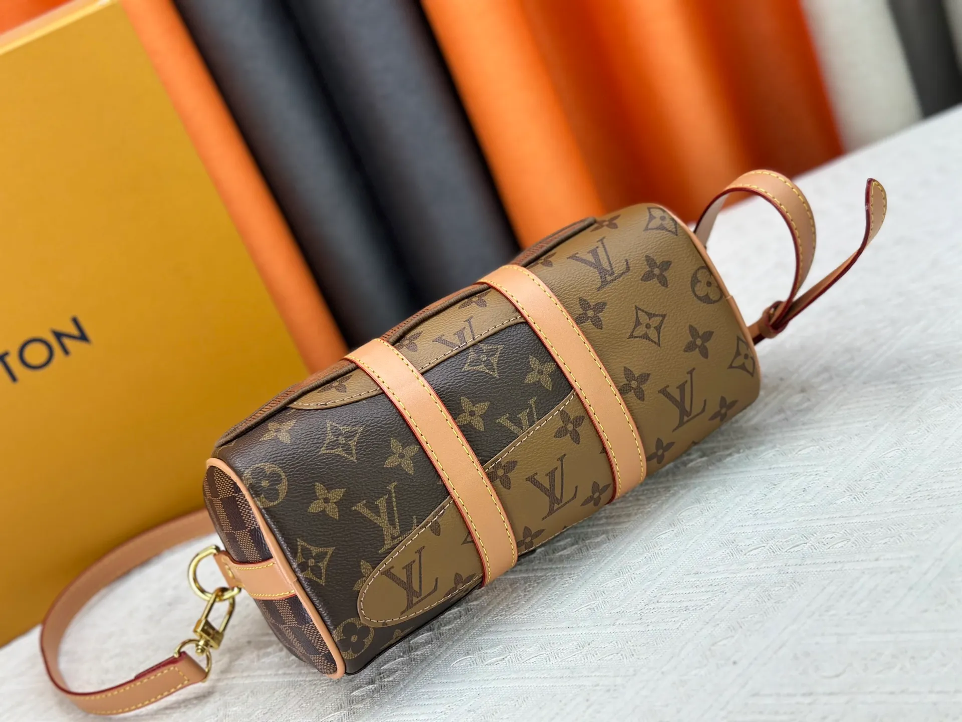 P300 M20900 M15428 Embroidered Parquet This Keepall Bandoulière25 handbag is inspired by the Japanese Boro patchwork craftsmanship. The classic Monogram canvas bag is embroidered with Monogram and Damier canvas to create a creative pattern that matches the terrain. 25 cm